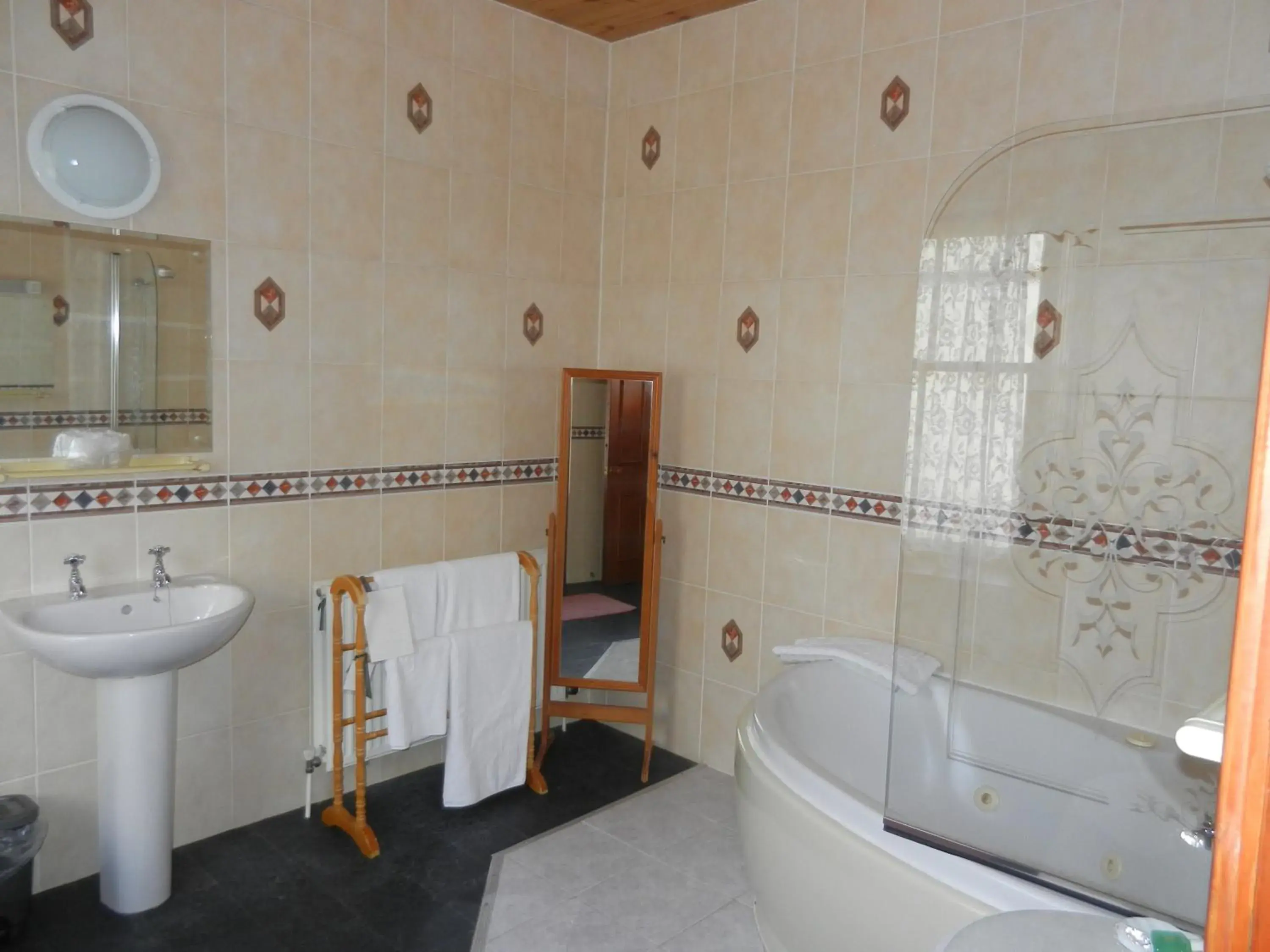 Bathroom in Mansfield Castle Hotel