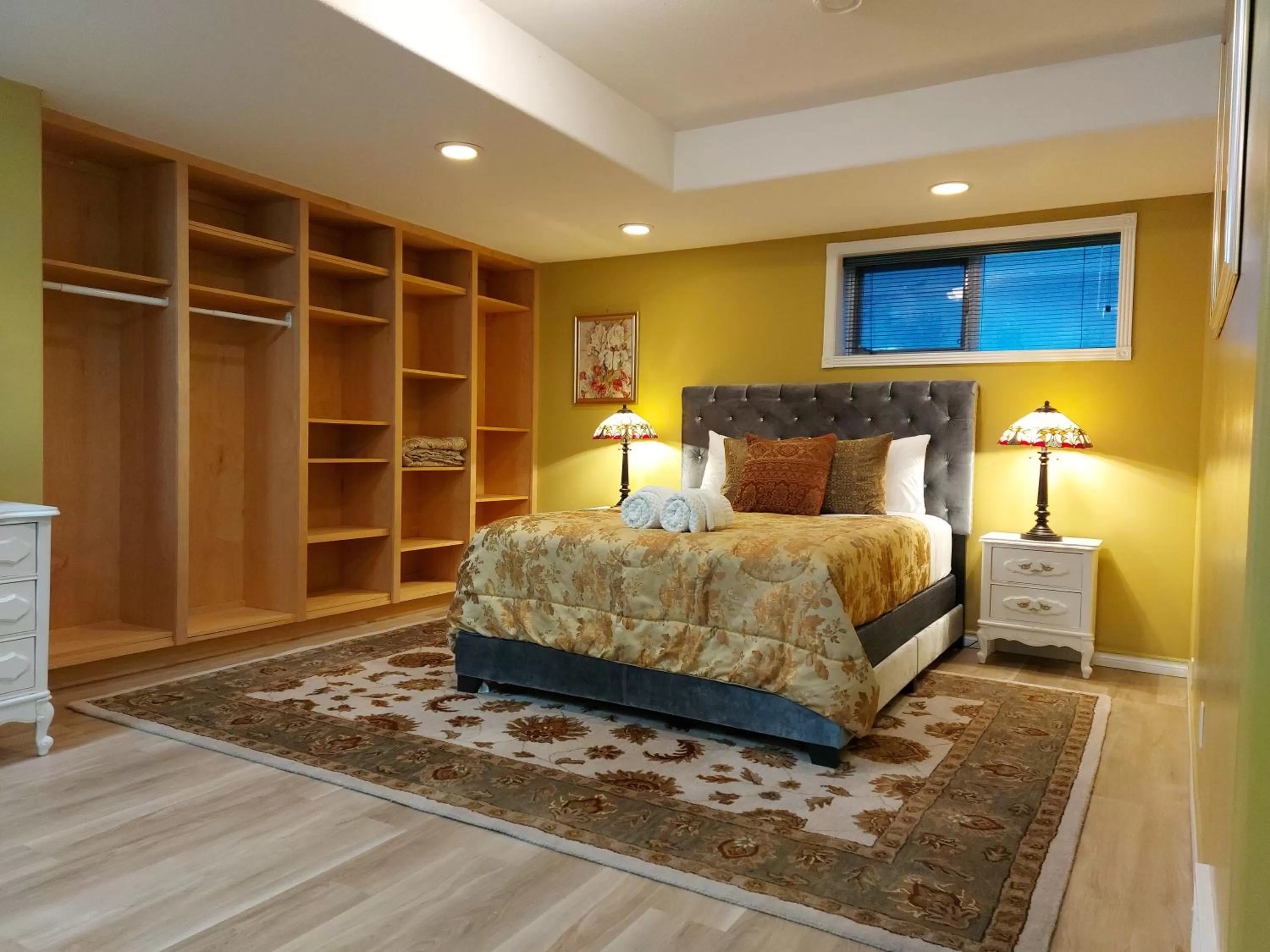 Bedroom, Bed in Summer Express Kelowna B&B - Villa Bellissimo Fran-Talia