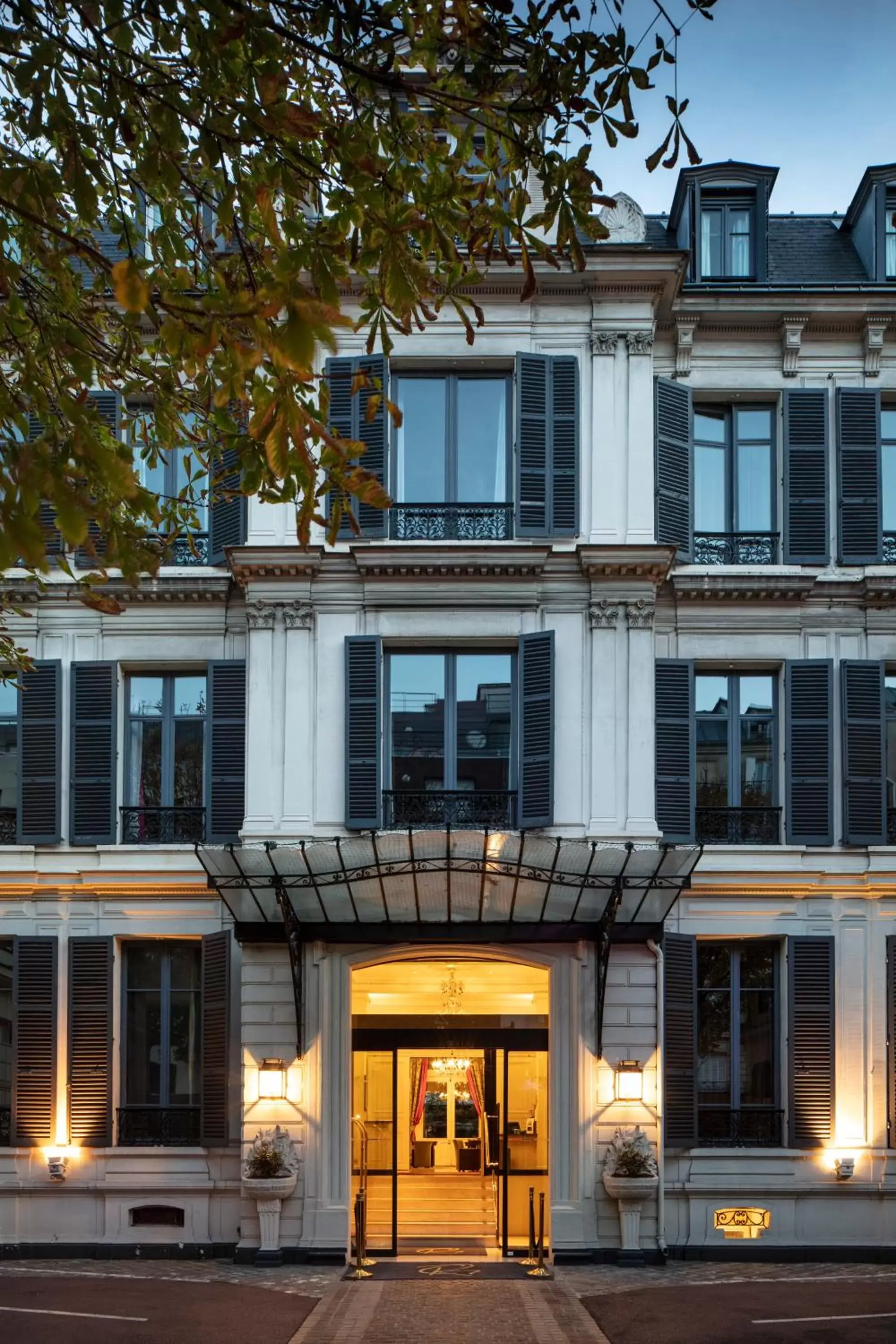 Facade/entrance, Property Building in Hôtel Regent's Garden - Astotel