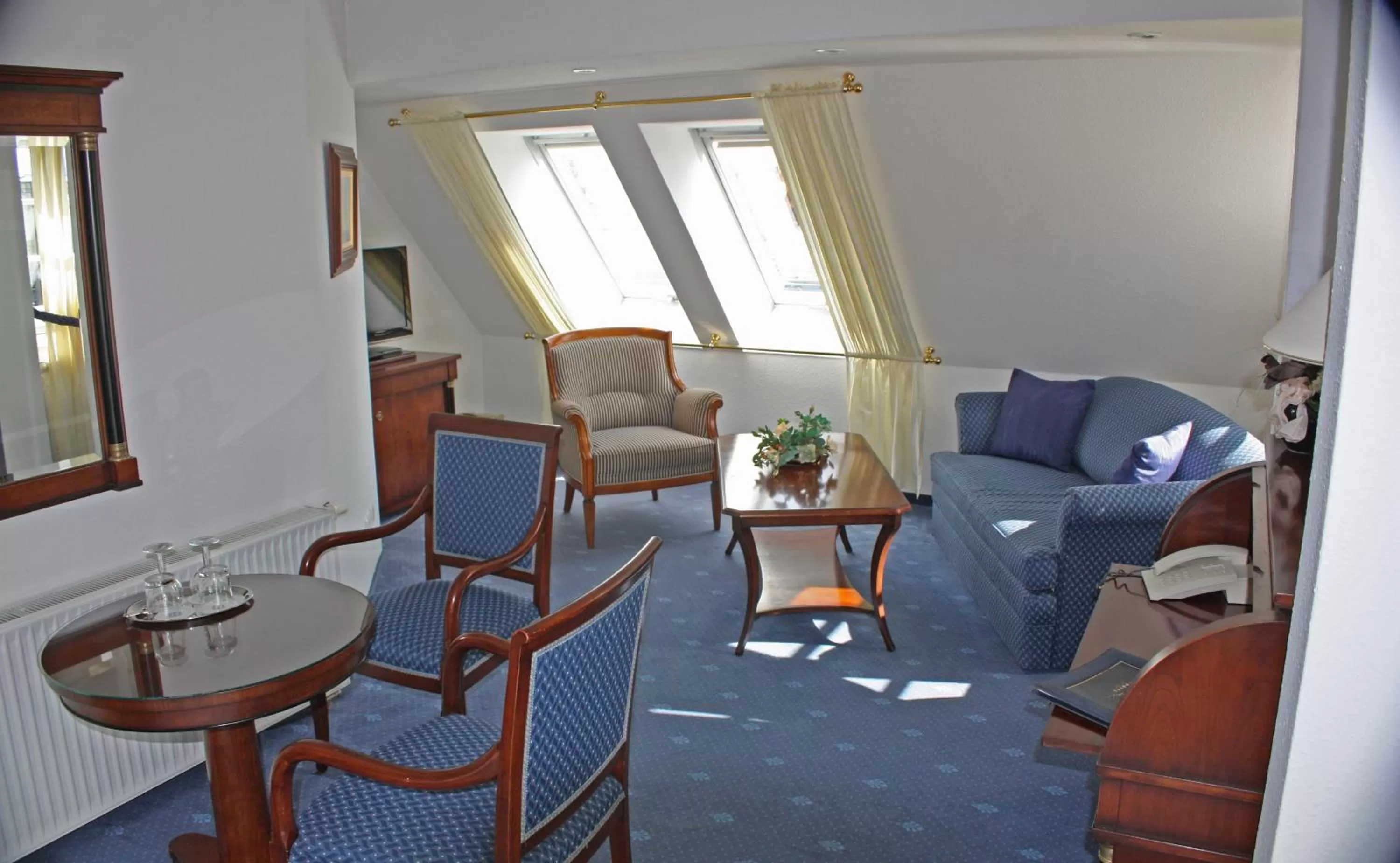 Photo of the whole room, Seating Area in Hotel Am Yachthafen