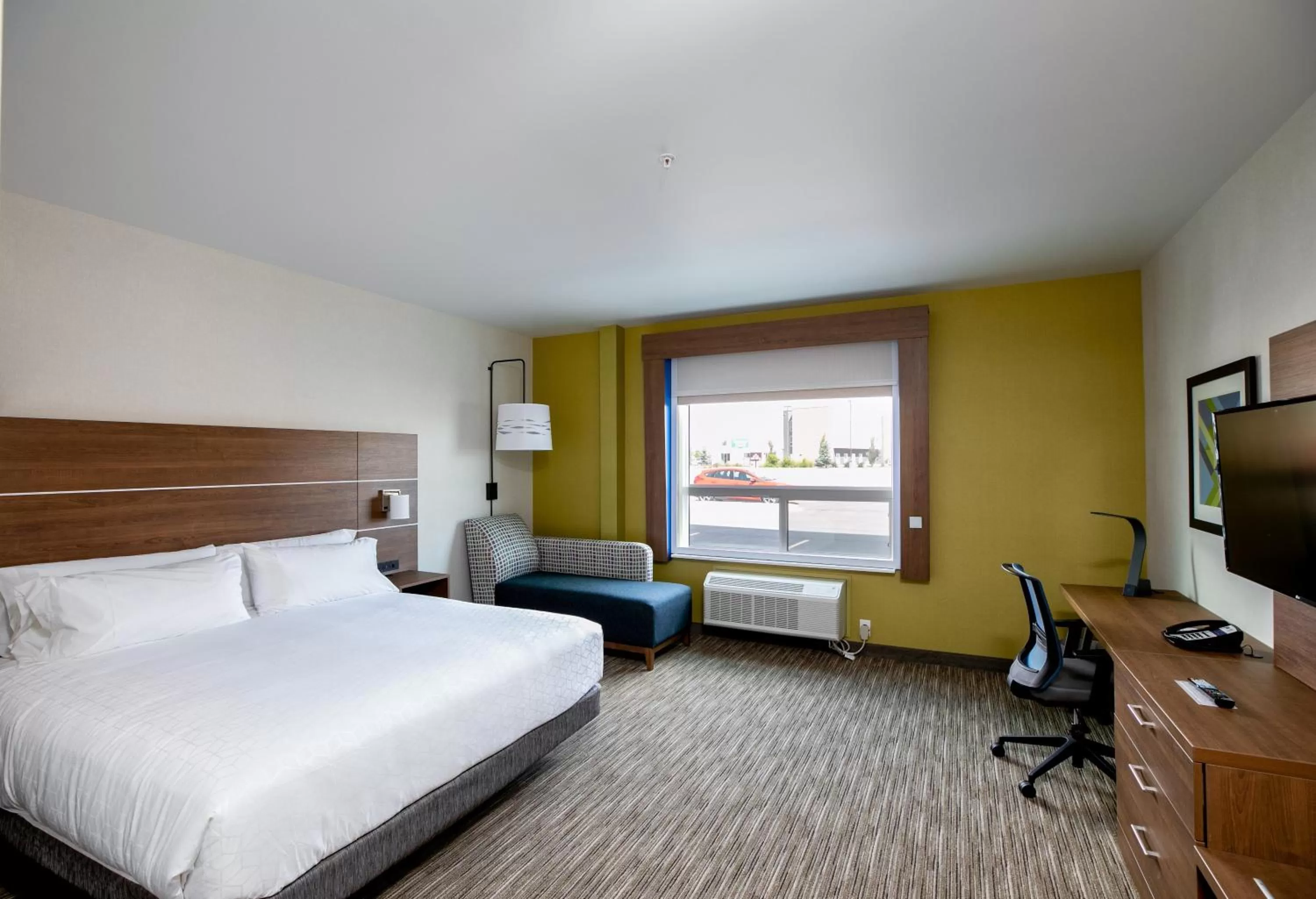Photo of the whole room, Bed in Holiday Inn Express - Lethbridge Southeast by IHG