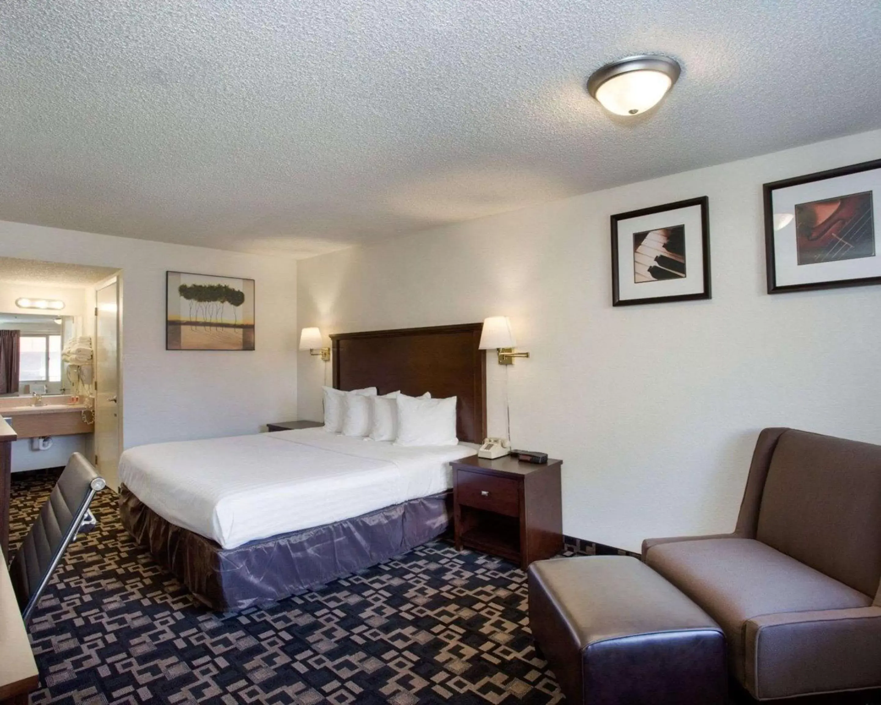 Photo of the whole room, Bed in MorningGlory Inn & Suites