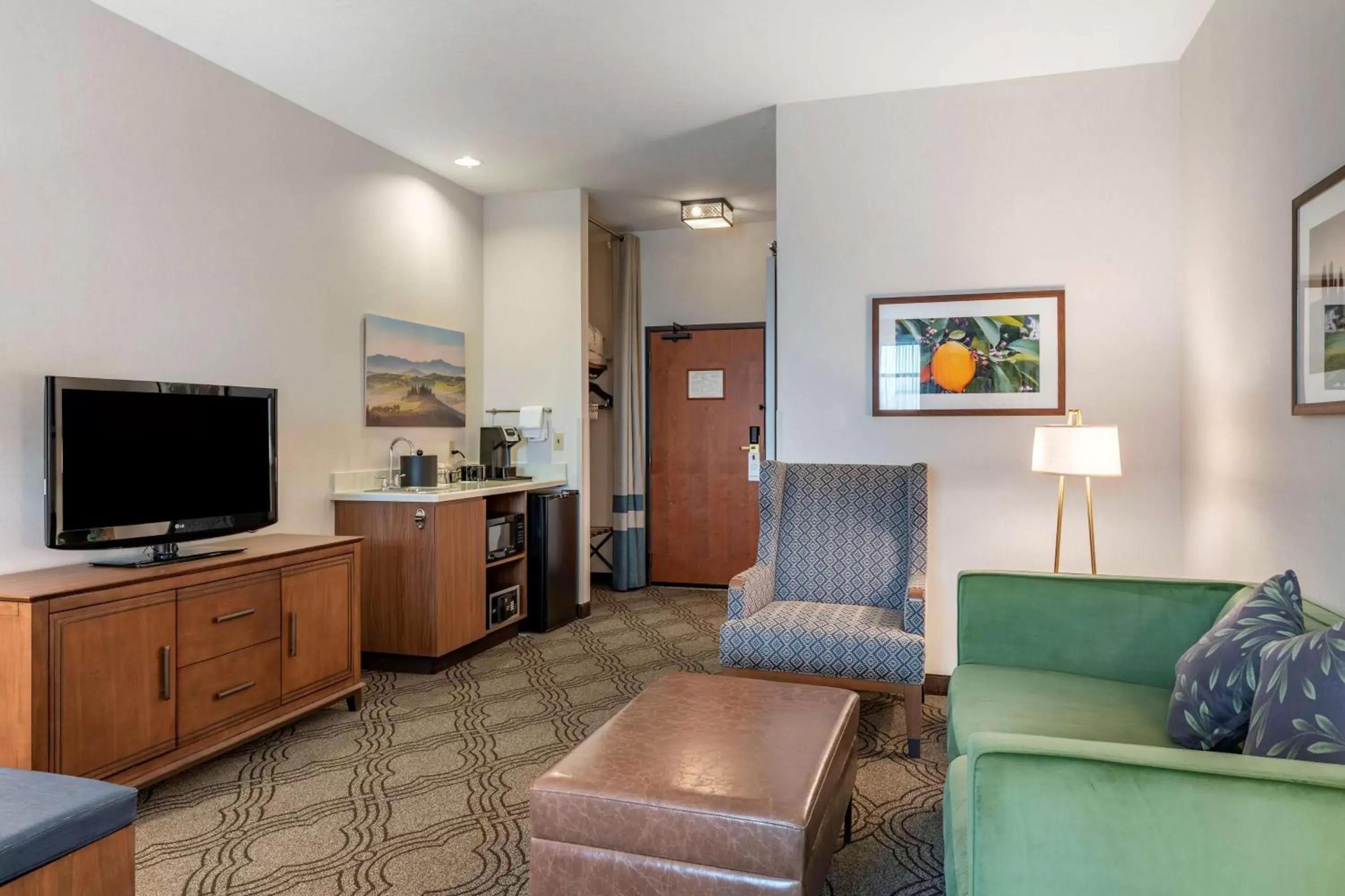 Bedroom, Seating Area in Best Western Premier Pasco Inn and Suites
