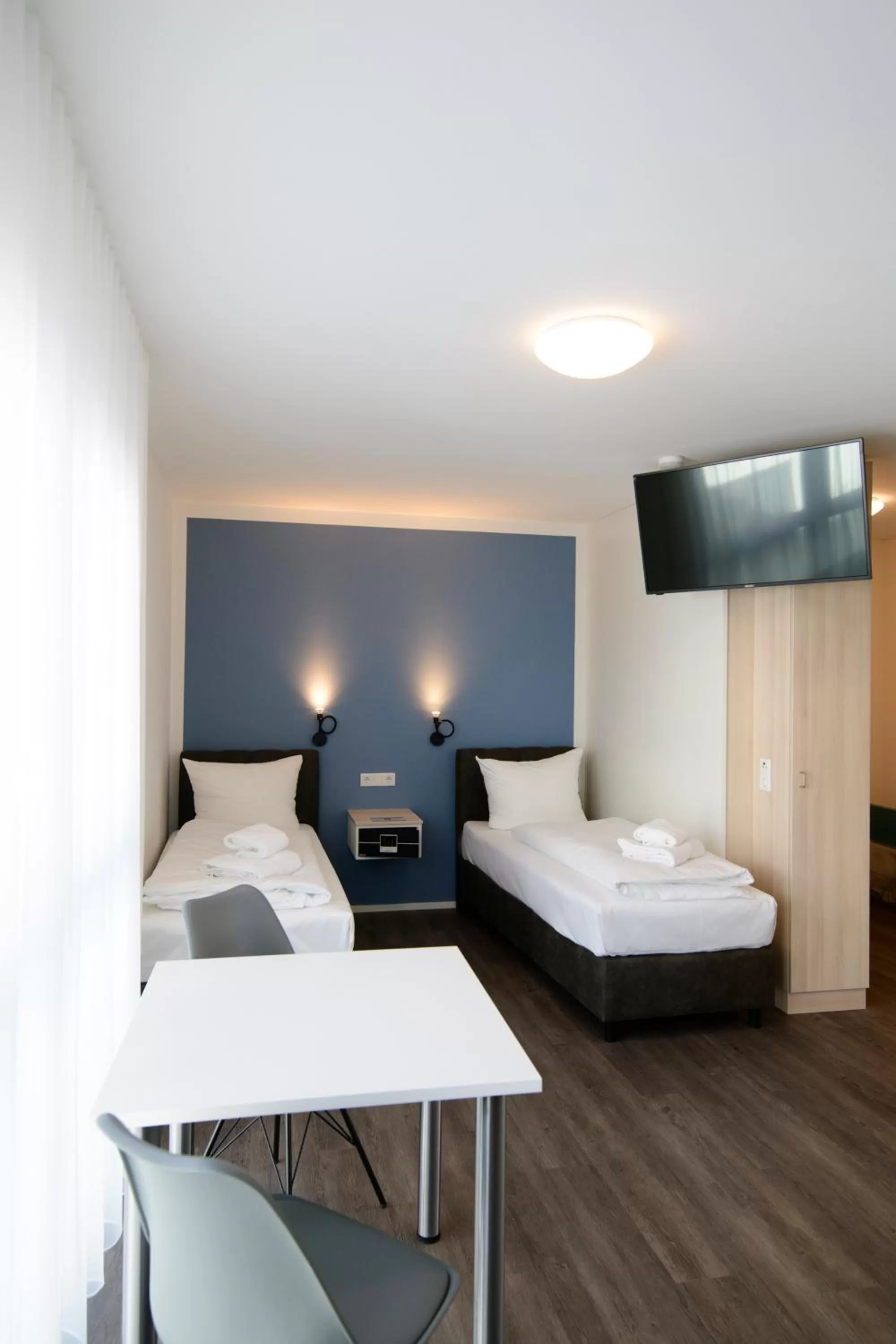 Seating area, Bed in Smart & Stay Aparthotel Saarbrücken Süd - Self-Check-In - Free Parking