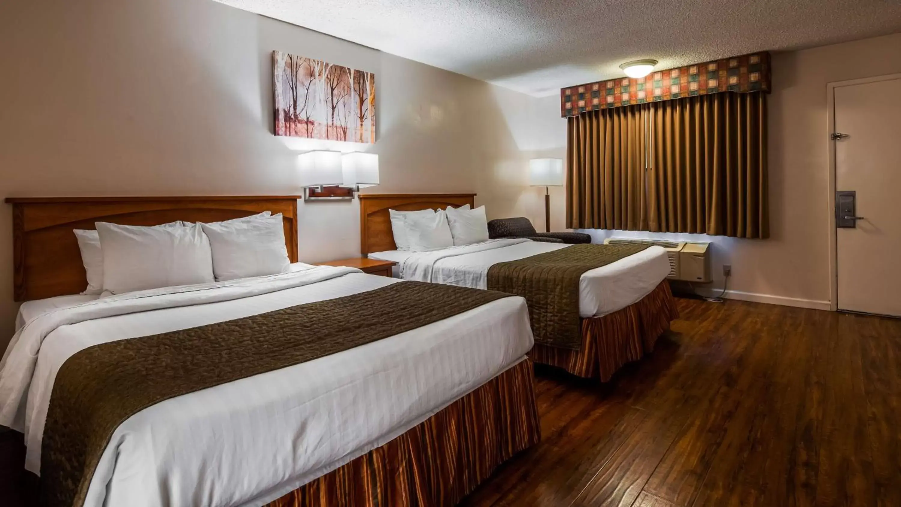 Photo of the whole room, Bed in SureStay Hotel by Best Western Tehachapi