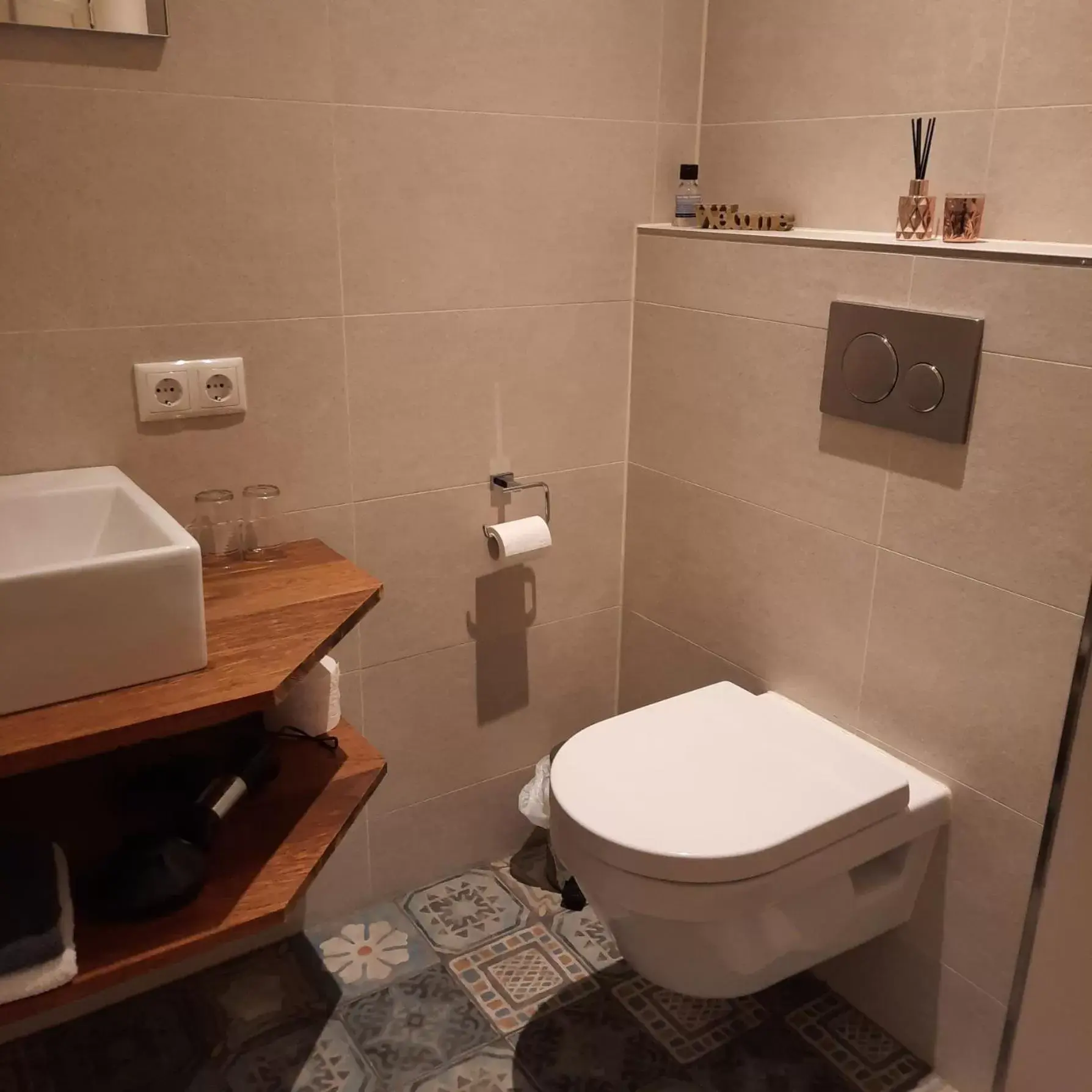 Bathroom in Lekkerwegbijleeuwen, 1 minuut naar hartje centrum