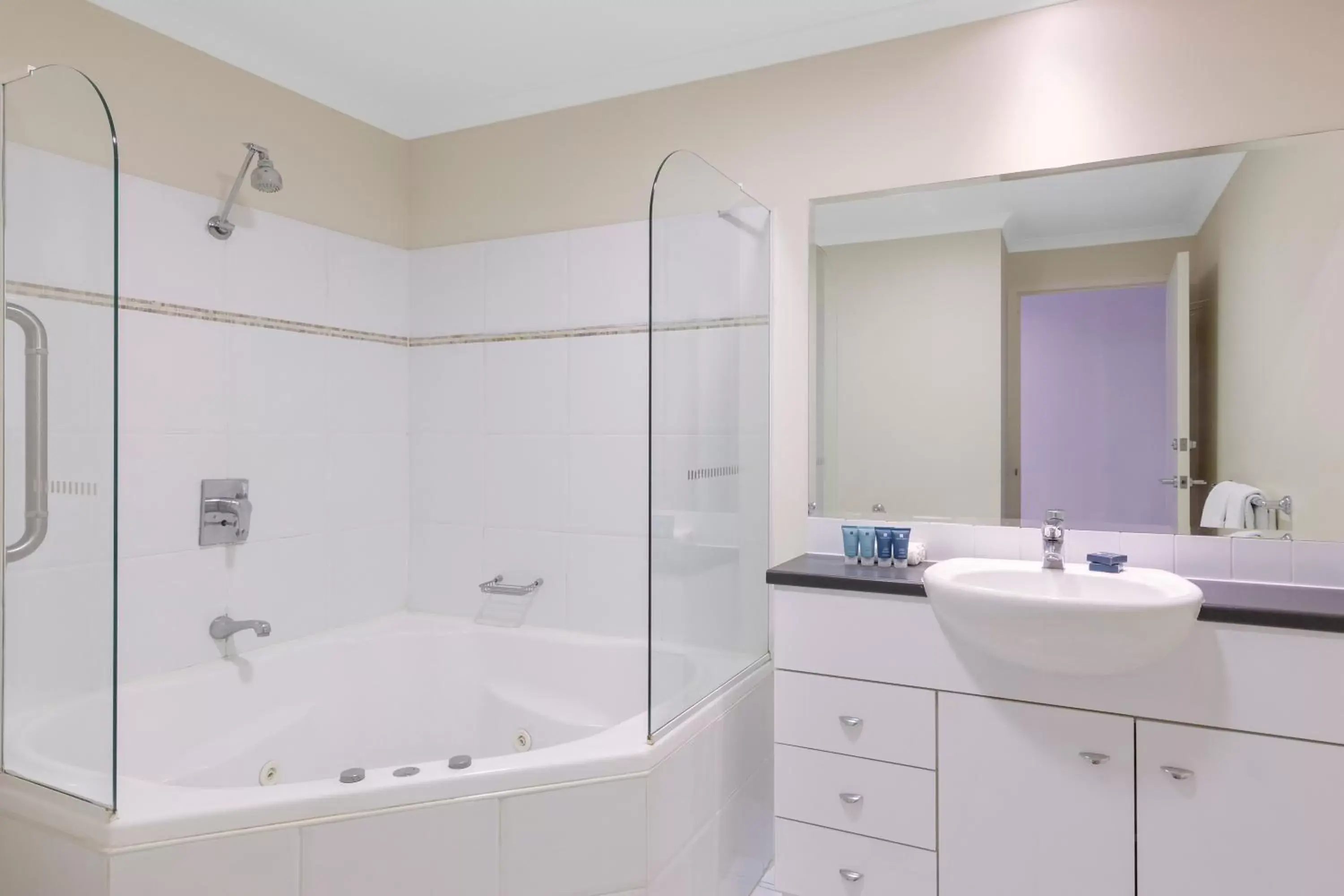 Shower, Bathroom in Ramada Resort by Wyndham Shoal Bay