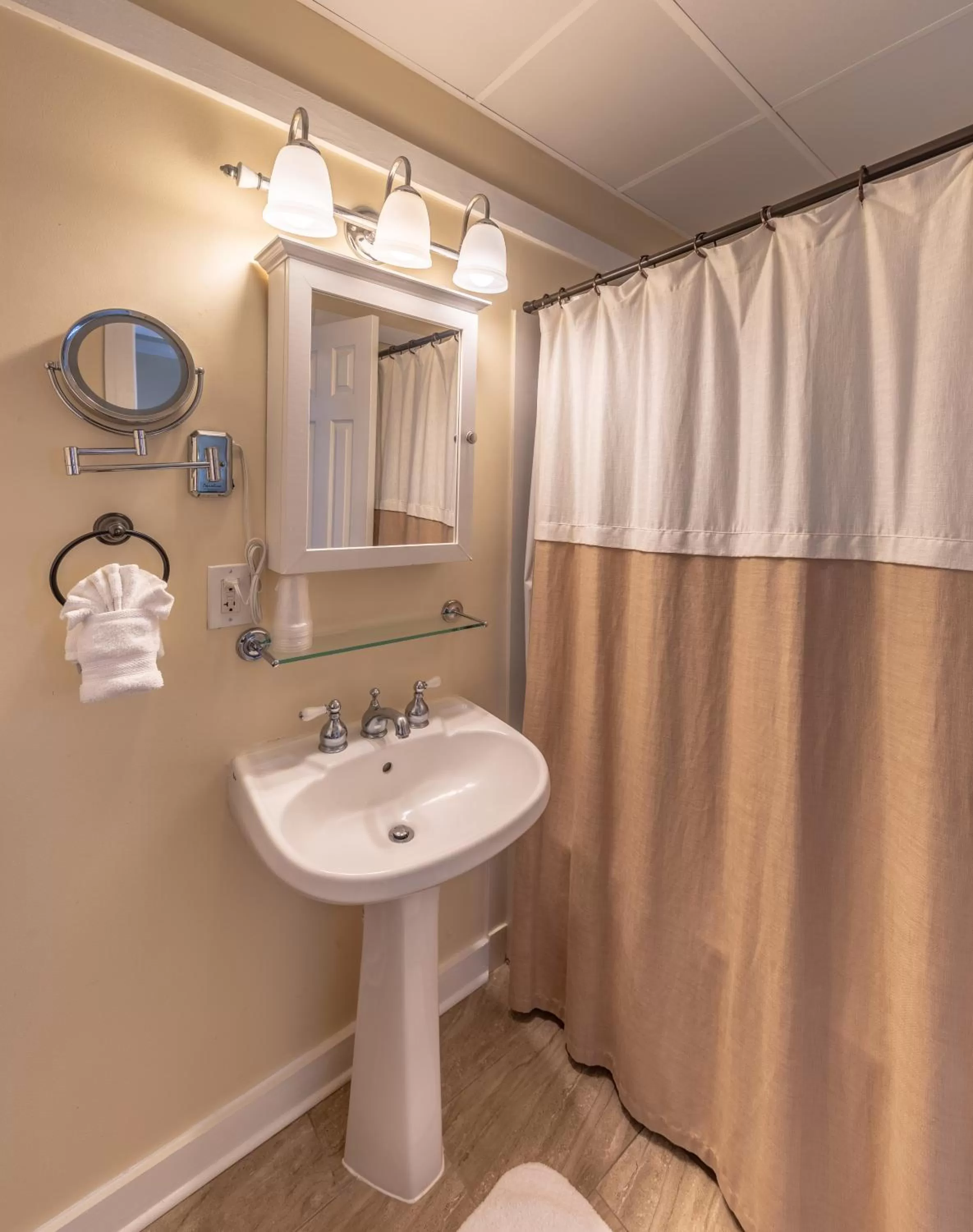 Bathroom in Henderson Park Inn