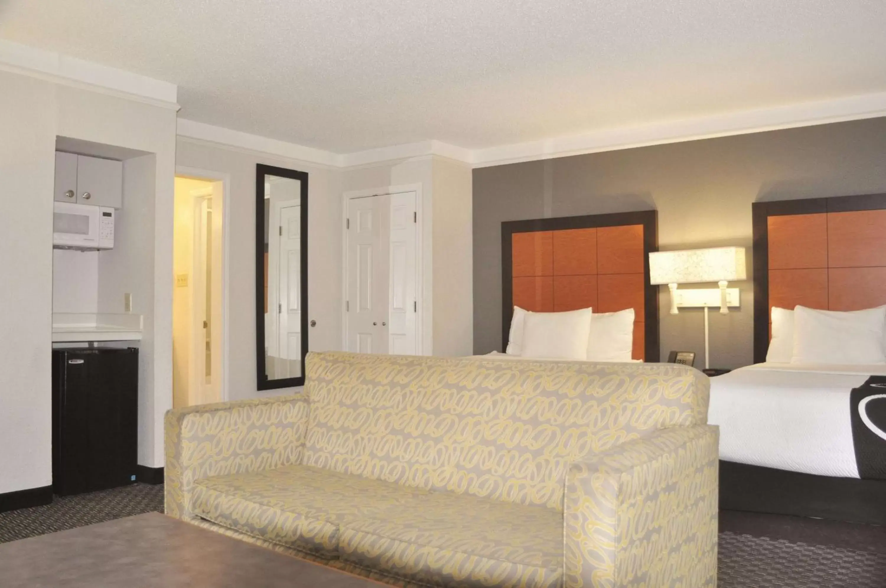 Photo of the whole room, Bed in La Quinta Inn by Wyndham Dallas Uptown