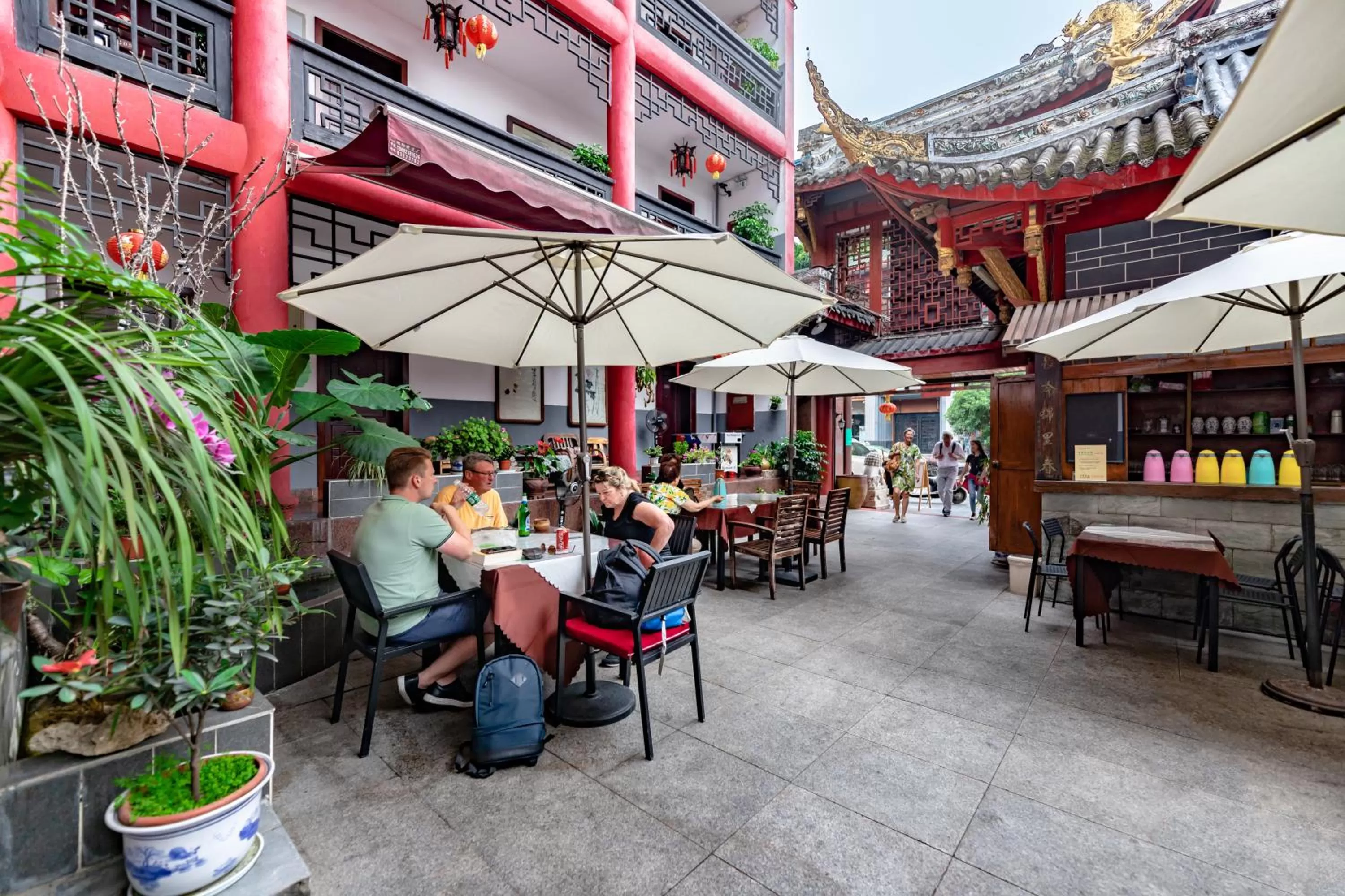 People in Wenjun Courtyard Hotel---3mins walk from Tonghuimen metro station ,next to People`s Park, fluent English service ,travel agency