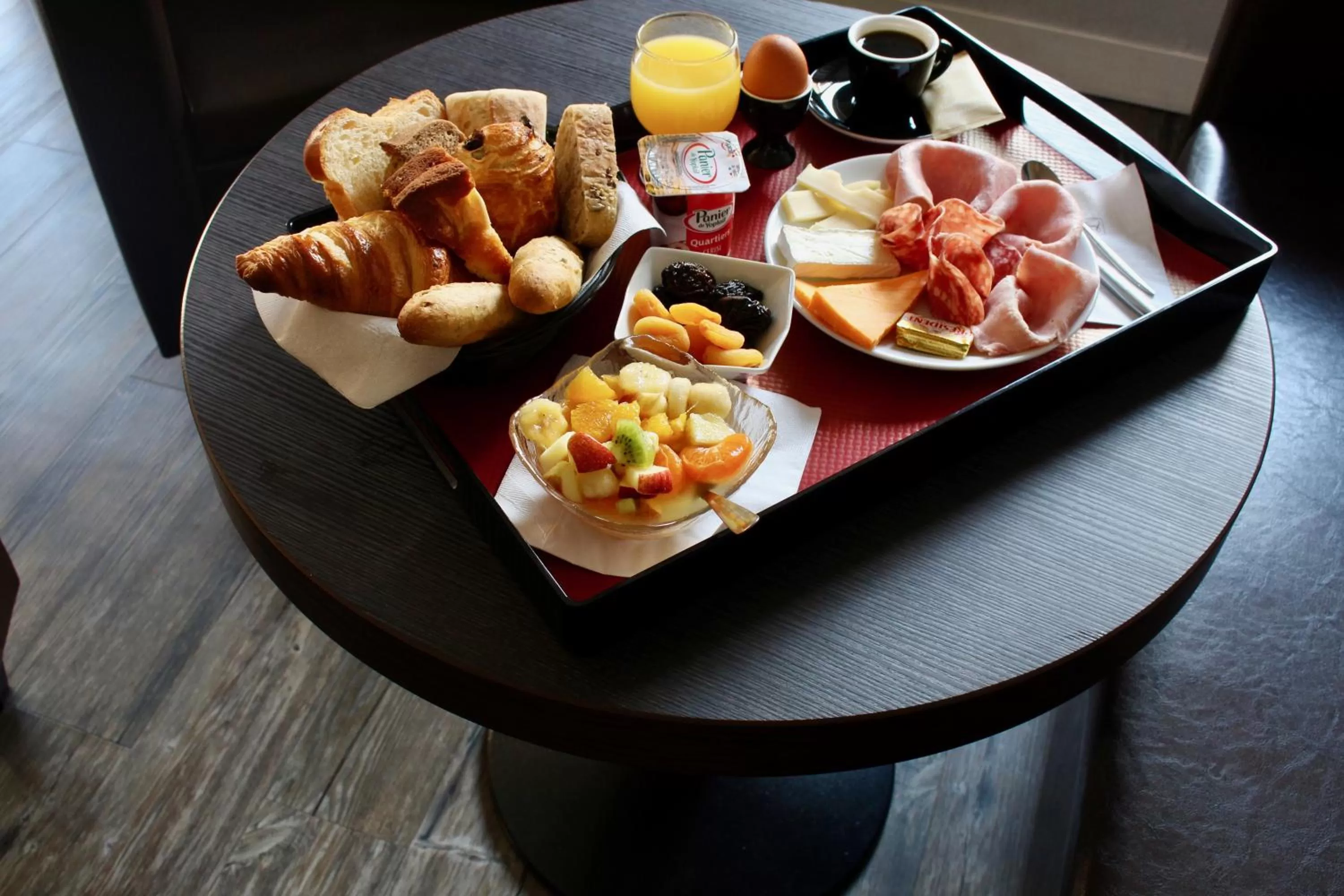 Food and drinks in Logis Hotel - Le Charleston