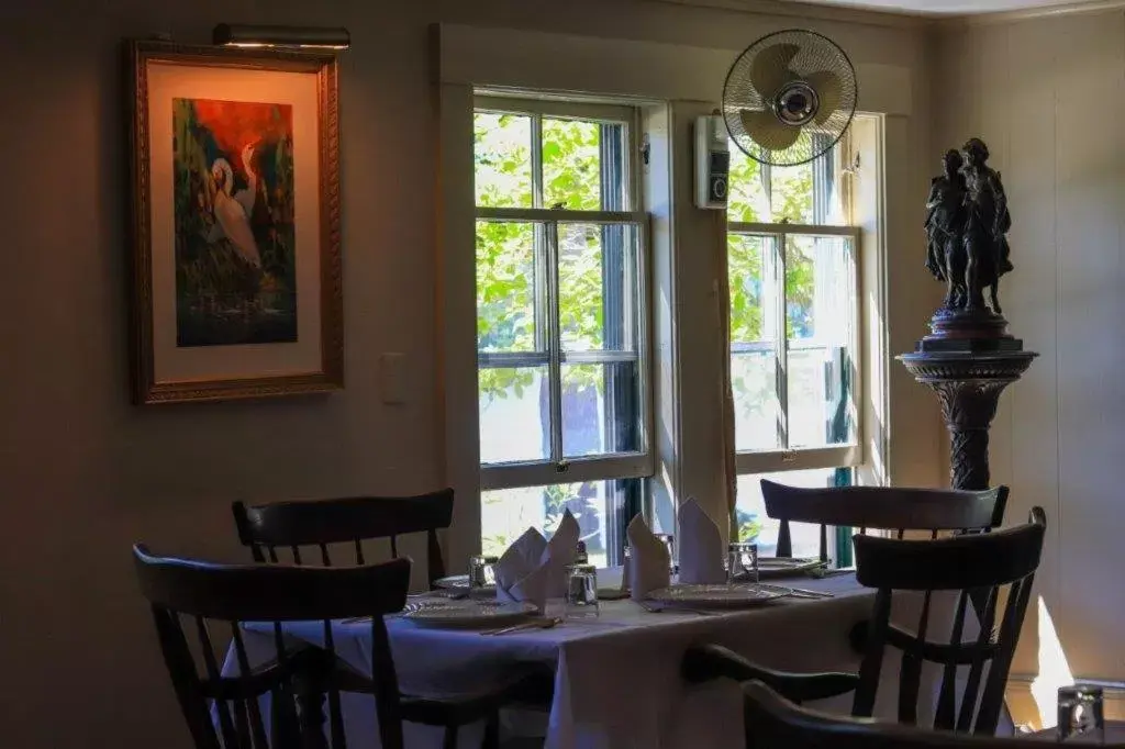 Restaurant/Places to Eat in Follansbee Inn