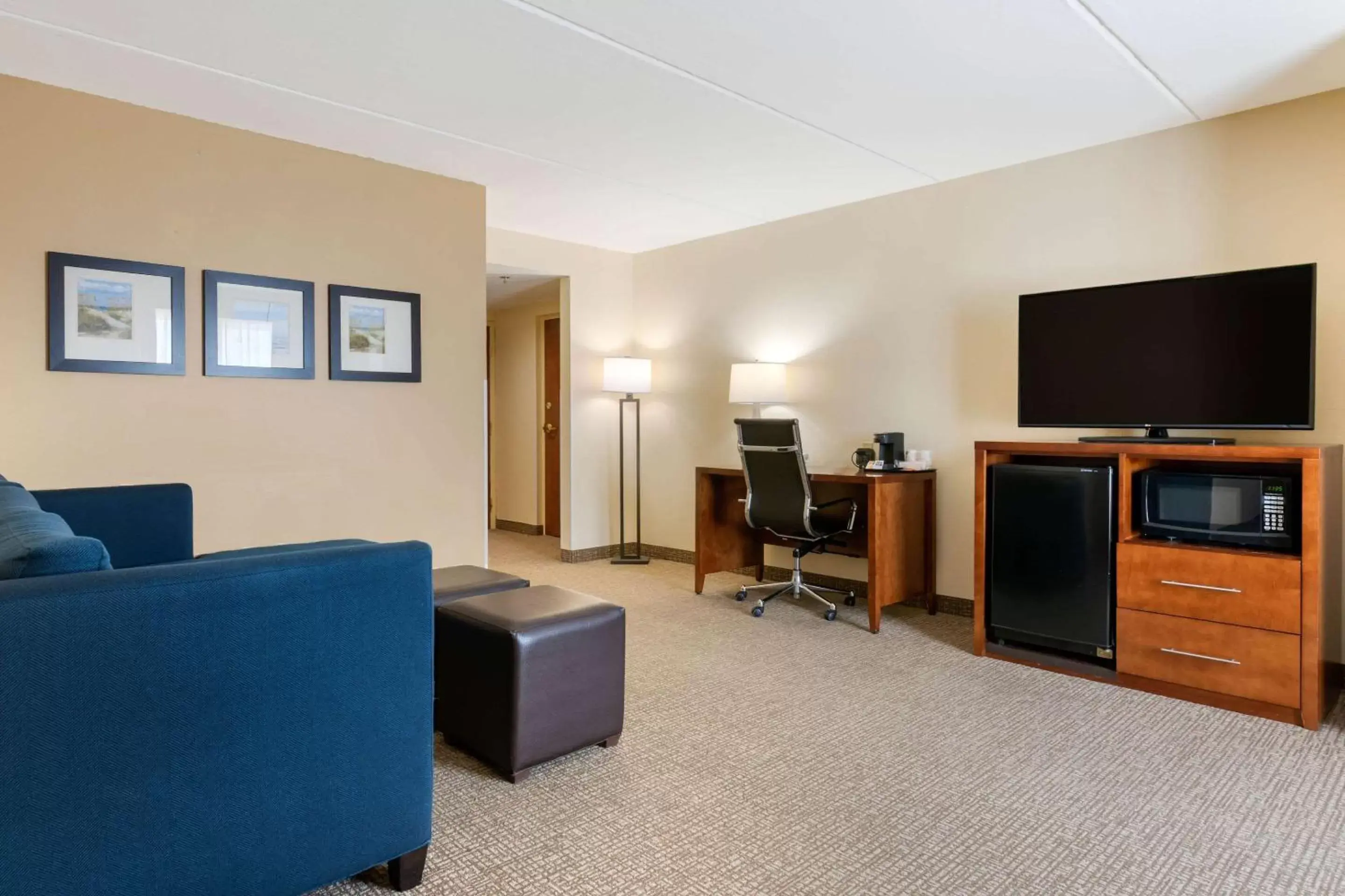 Photo of the whole room, Seating Area in Comfort Suites Fernandina Beach at Amelia Island