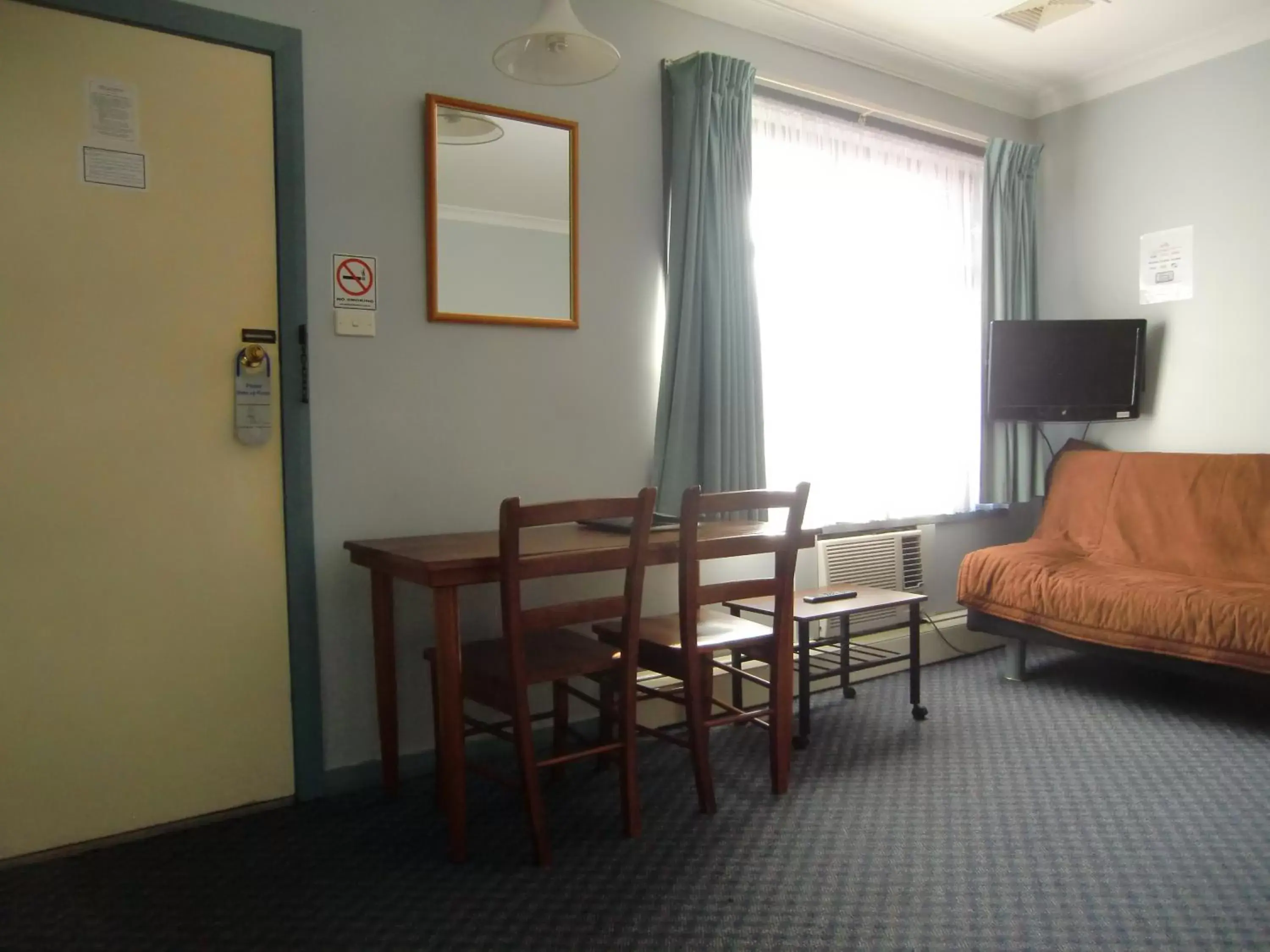 TV and multimedia, Dining Area in Castle Motel Bairnsdale