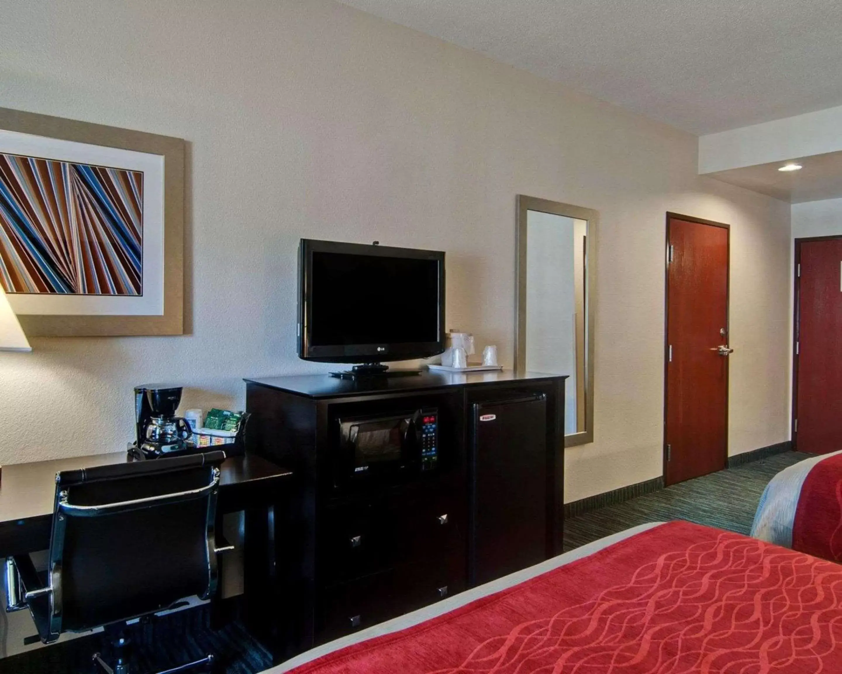 Photo of the whole room, TV/Entertainment Center in Comfort Inn Mount Airy