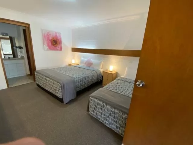 Bed in Orana Motor Inn