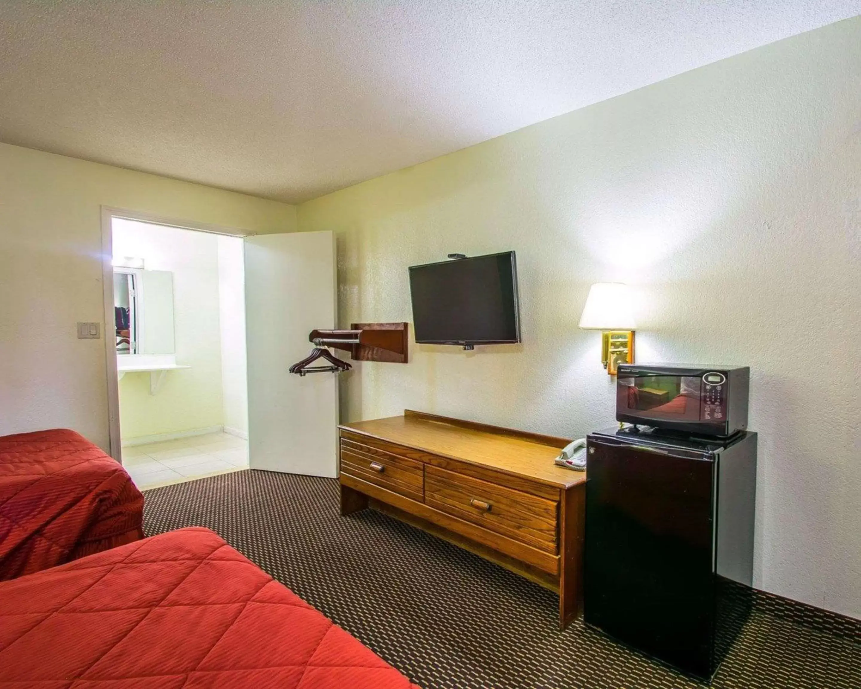 Photo of the whole room, TV/Entertainment Center in Rodeway Inn Fort Pierce I-95