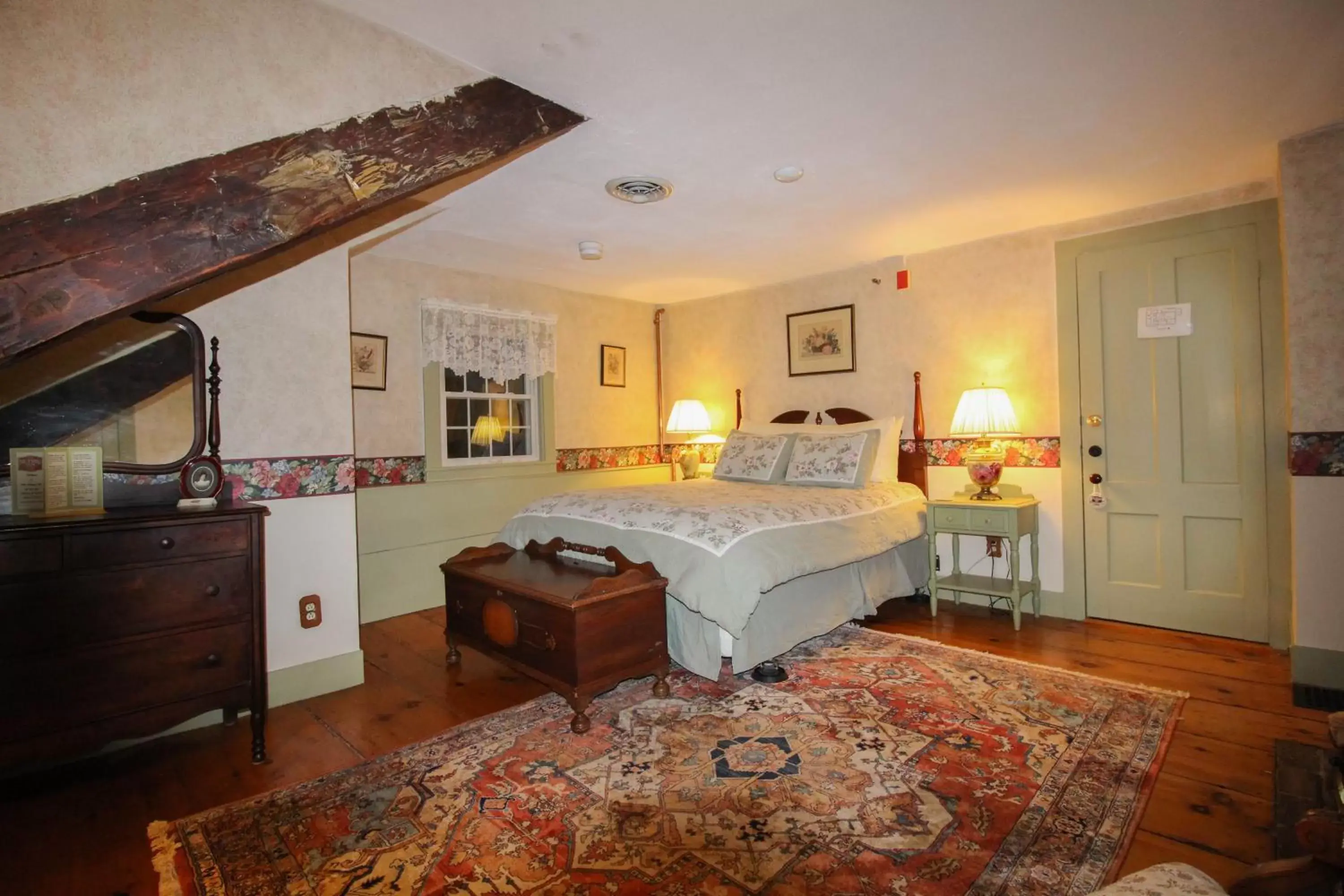 Photo of the whole room, Bed in The Nutmeg Inn