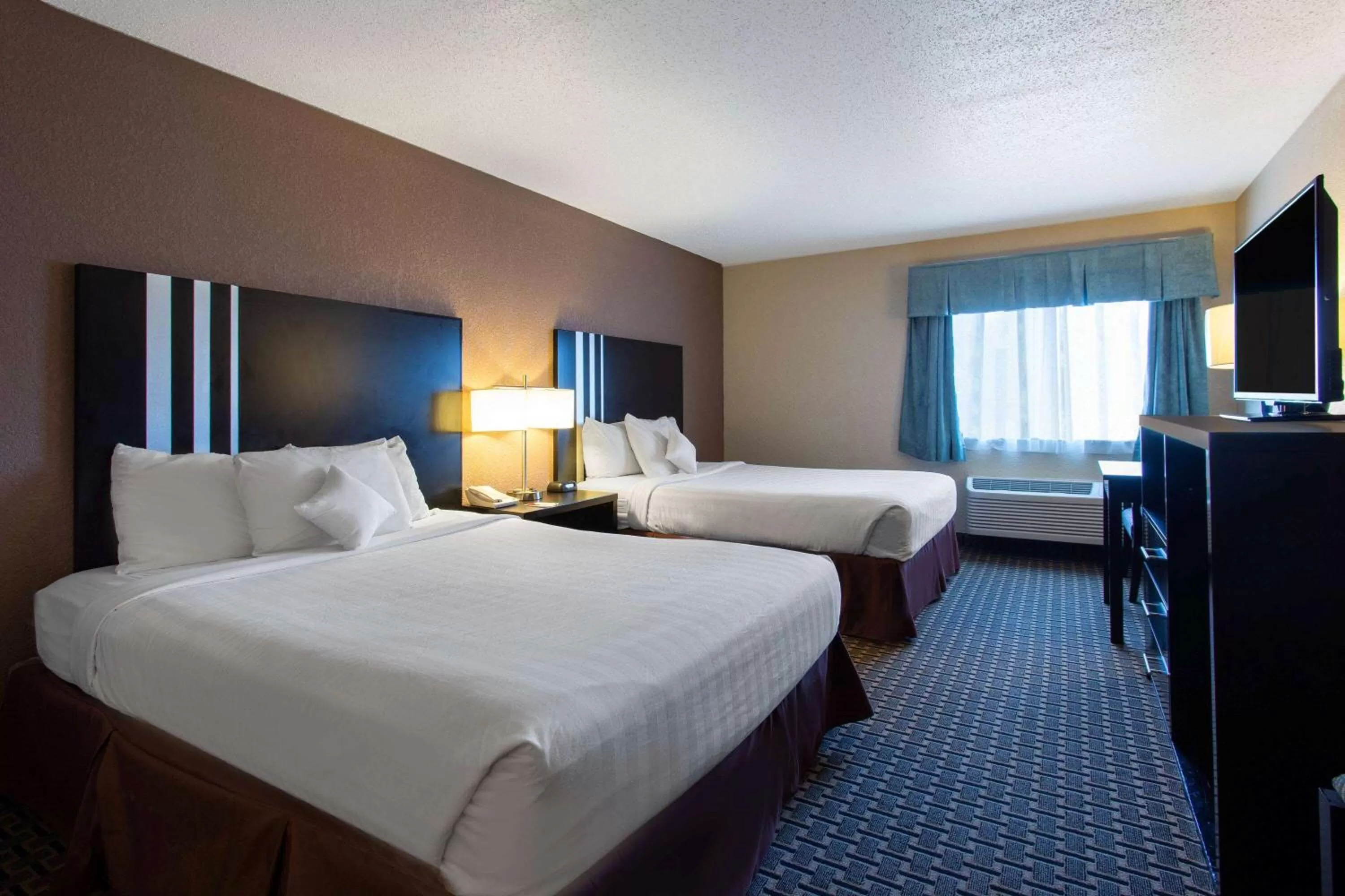 Photo of the whole room, Bed in Ramada by Wyndham Glendale Heights/Lombard