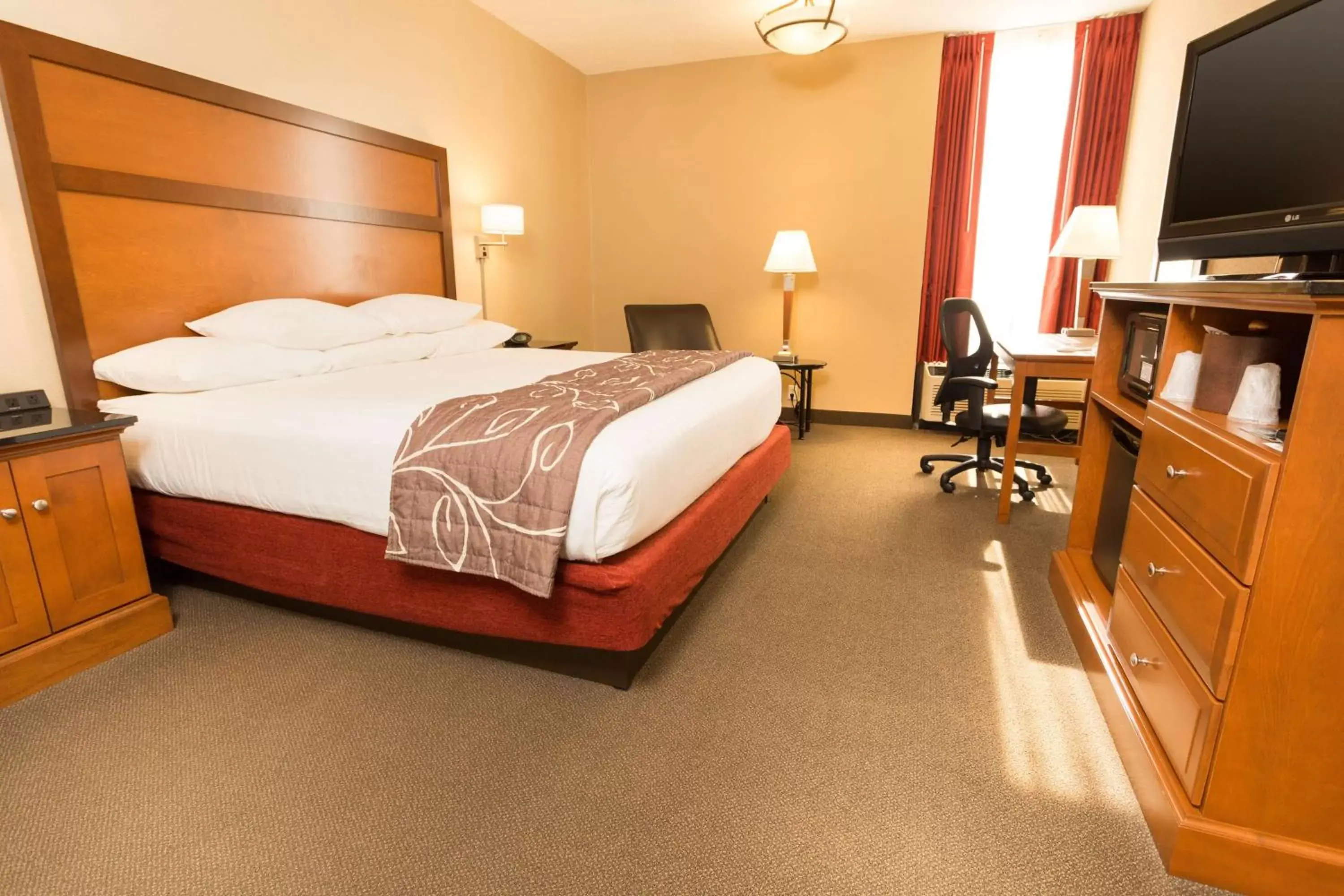 Photo of the whole room, Bed in Drury Inn & Suites Springfield MO