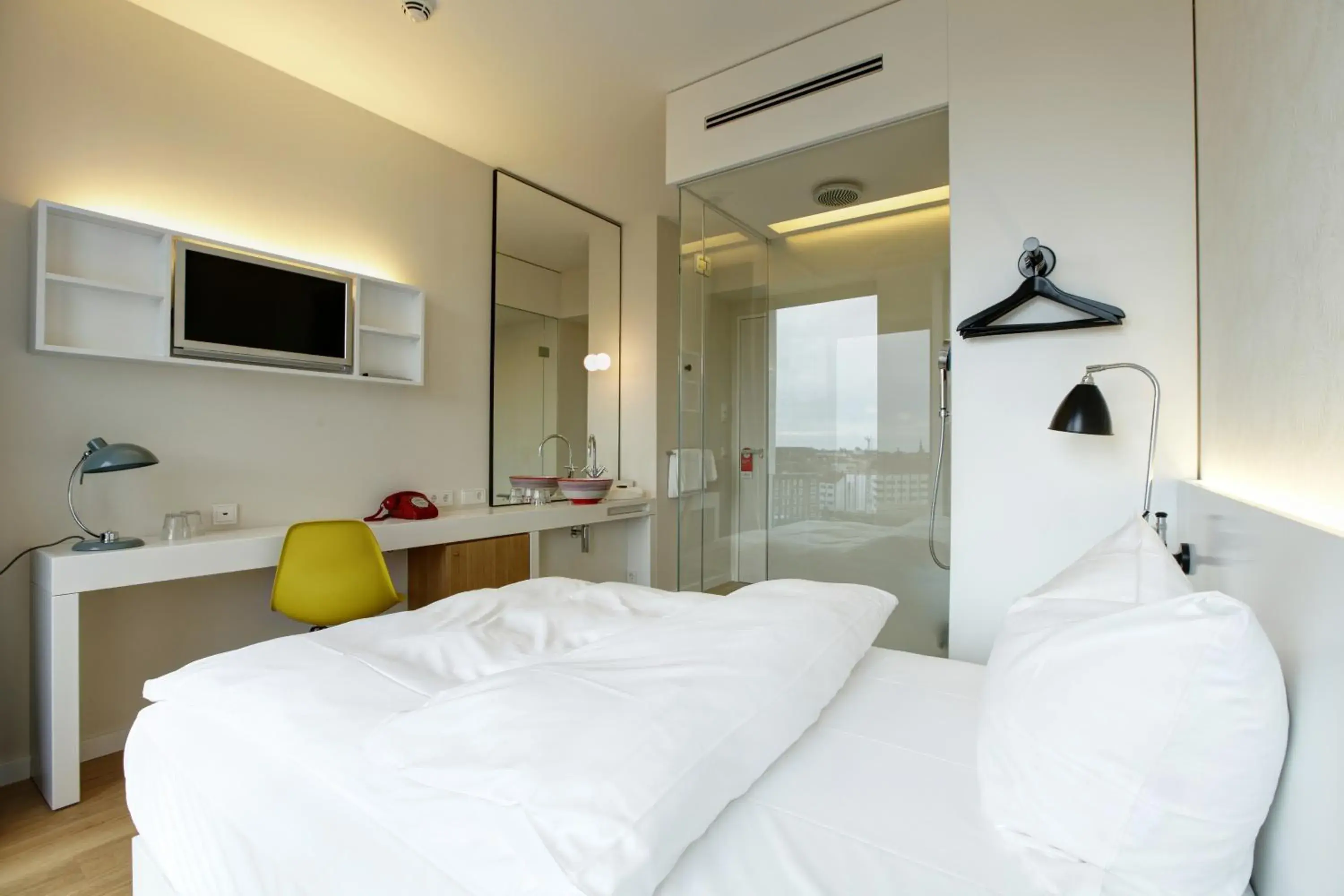 Photo of the whole room, Bed in Smartcity Designhotel