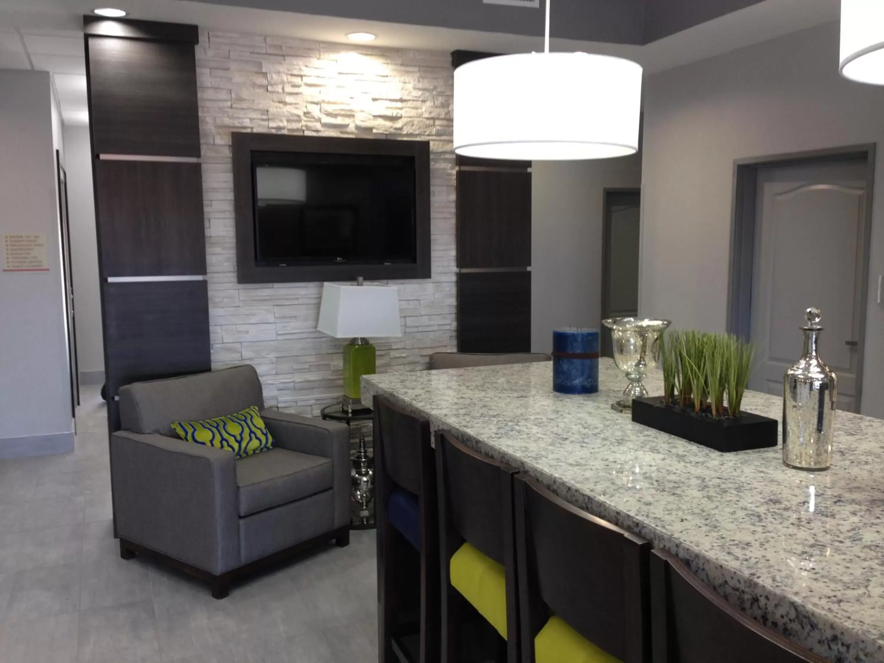 Communal lounge/ TV room, TV/Entertainment Center in Hawthorn Suites by Wyndham San Angelo