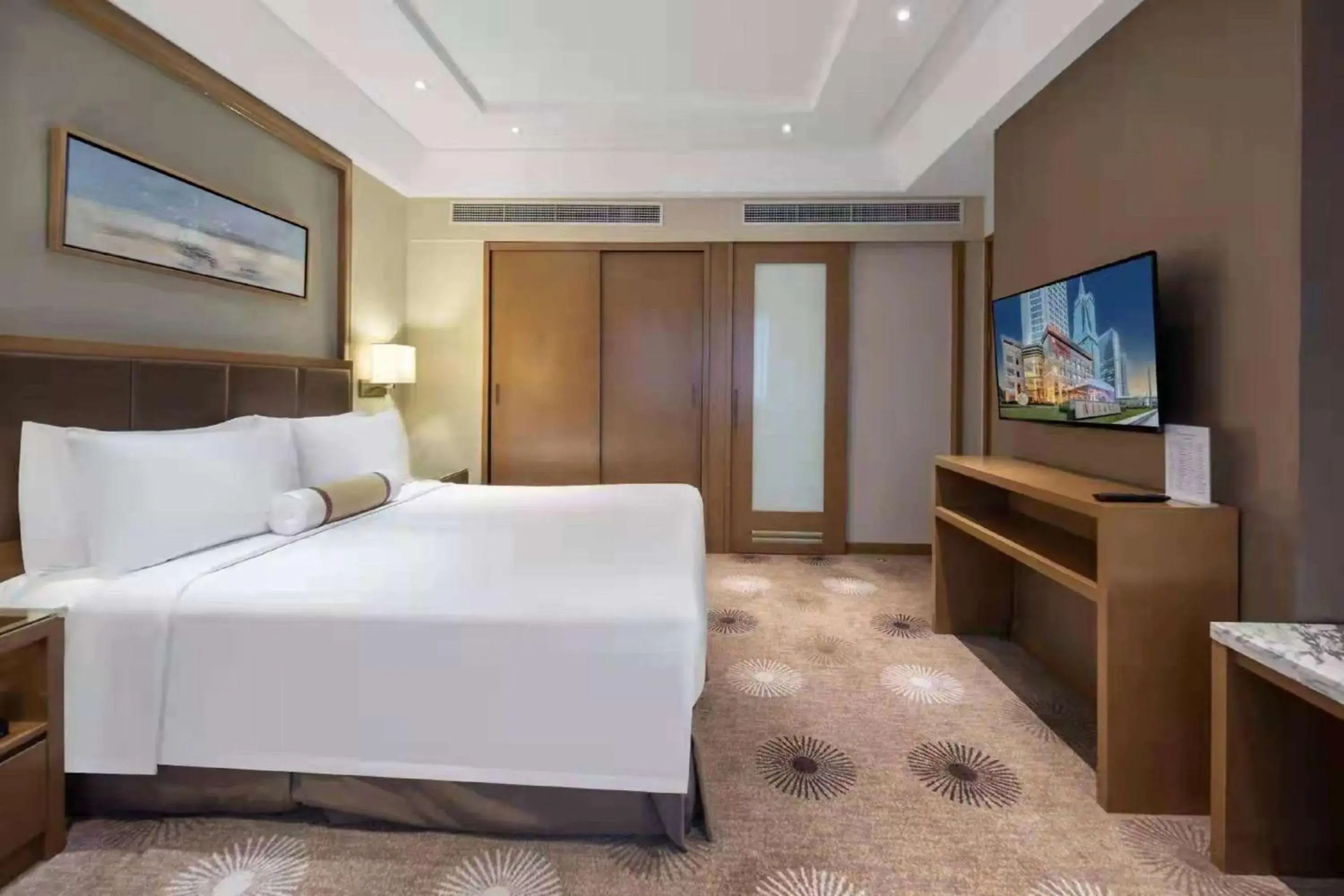 Photo of the whole room, Bed in Ramada Plaza Hotel Pudong
