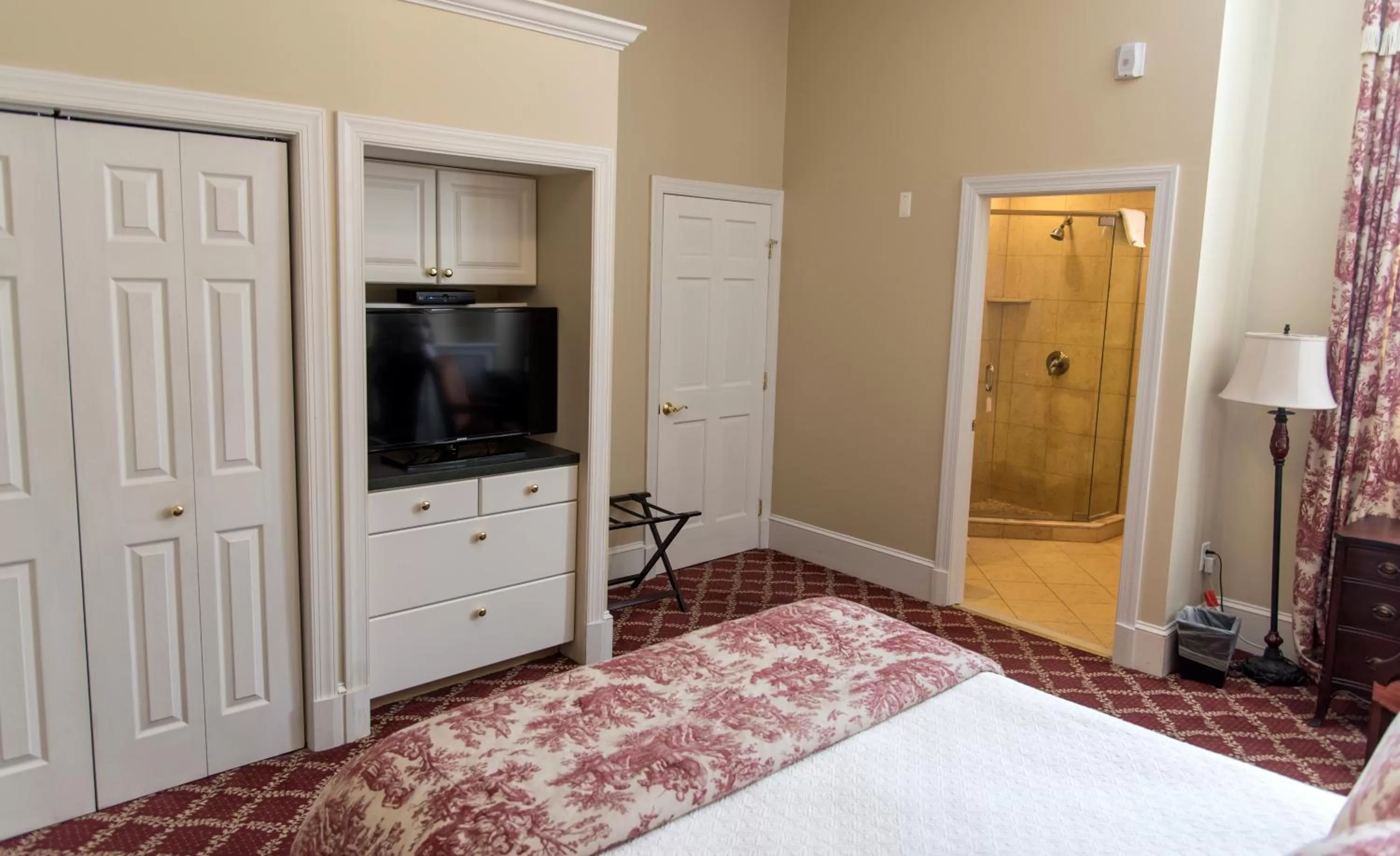 Bedroom, TV/Entertainment Center in La Reserve Bed and Breakfast