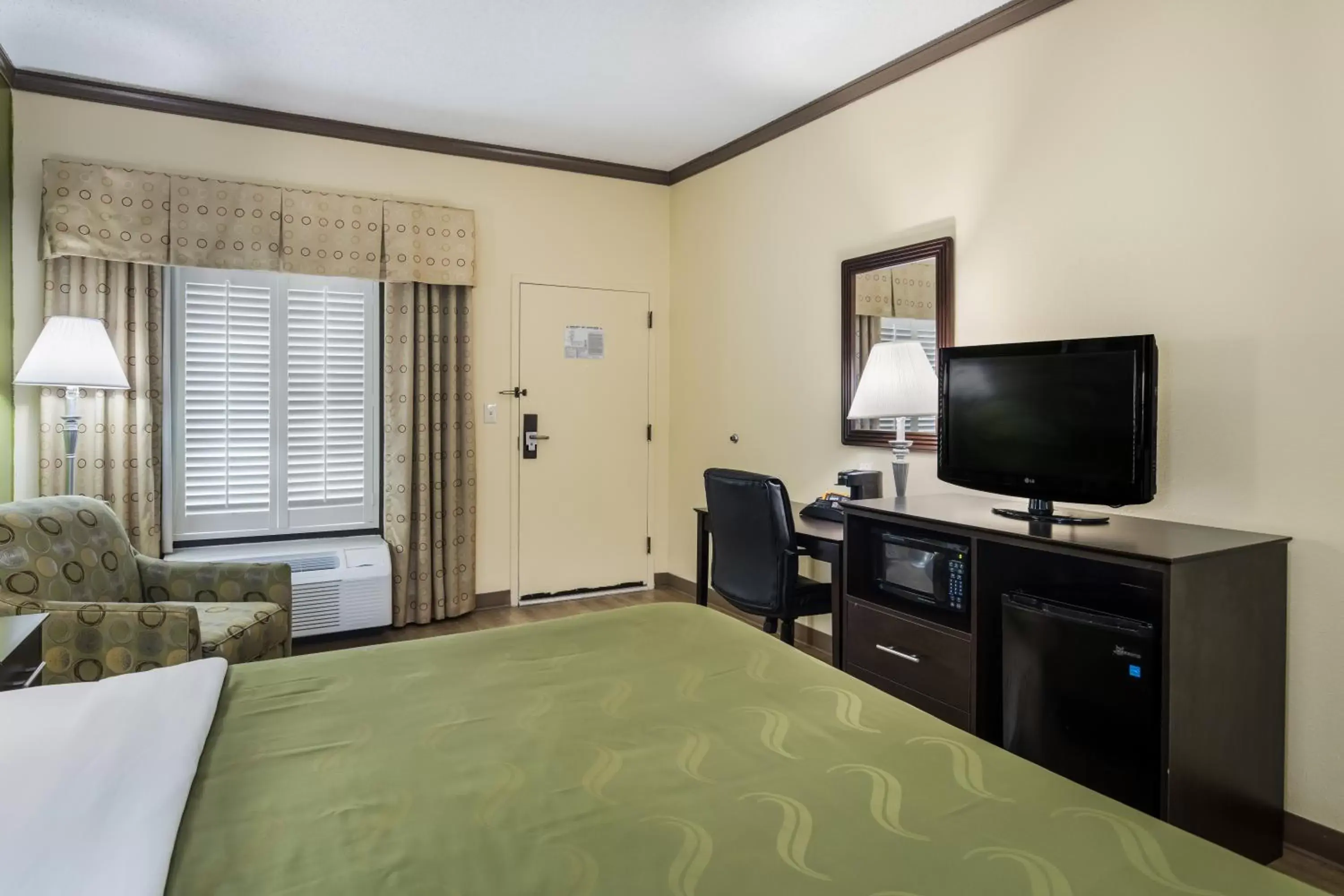 Photo of the whole room, TV/Entertainment Center in Quality Inn Albany