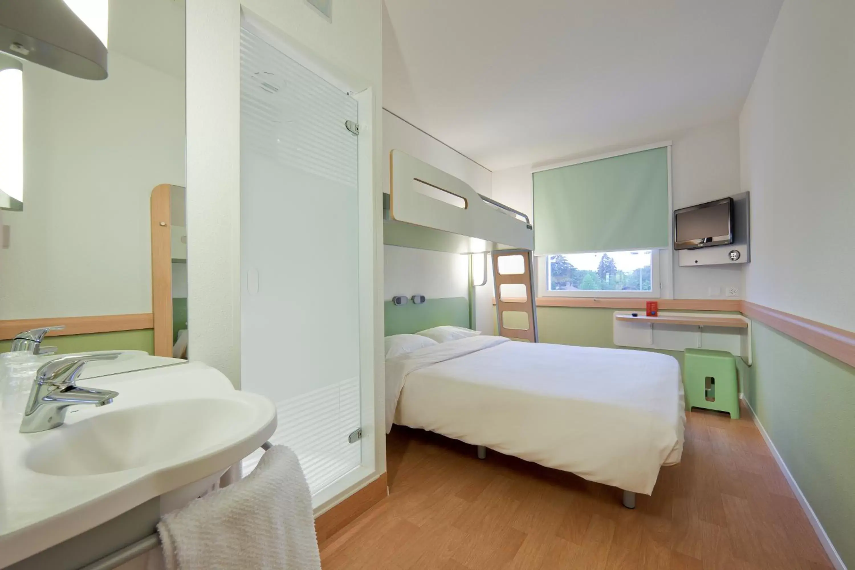 Photo of the whole room, Bed in ibis budget Lugano Paradiso