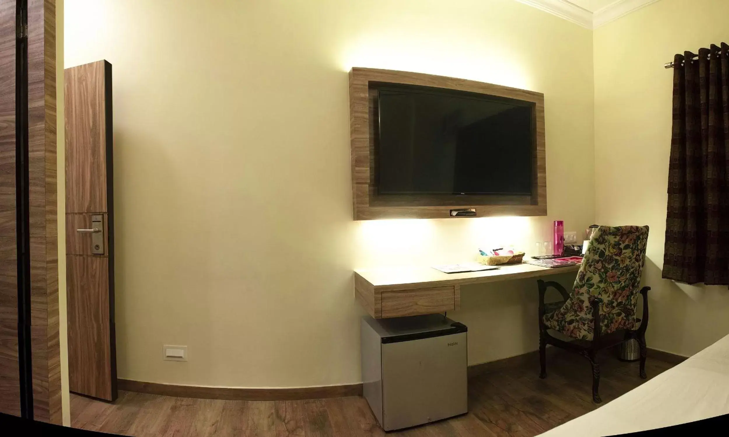 TV and multimedia, TV/Entertainment Center in Roland Hotel