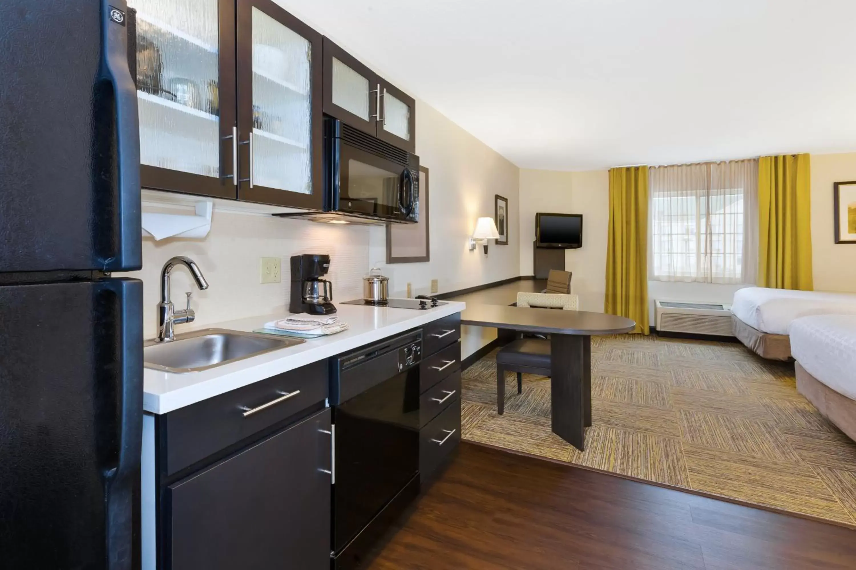 Bedroom, Kitchen/Kitchenette in Candlewood Suites Polaris, an IHG Hotel