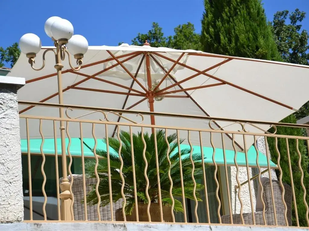 Property building, Pool View in La Devinière