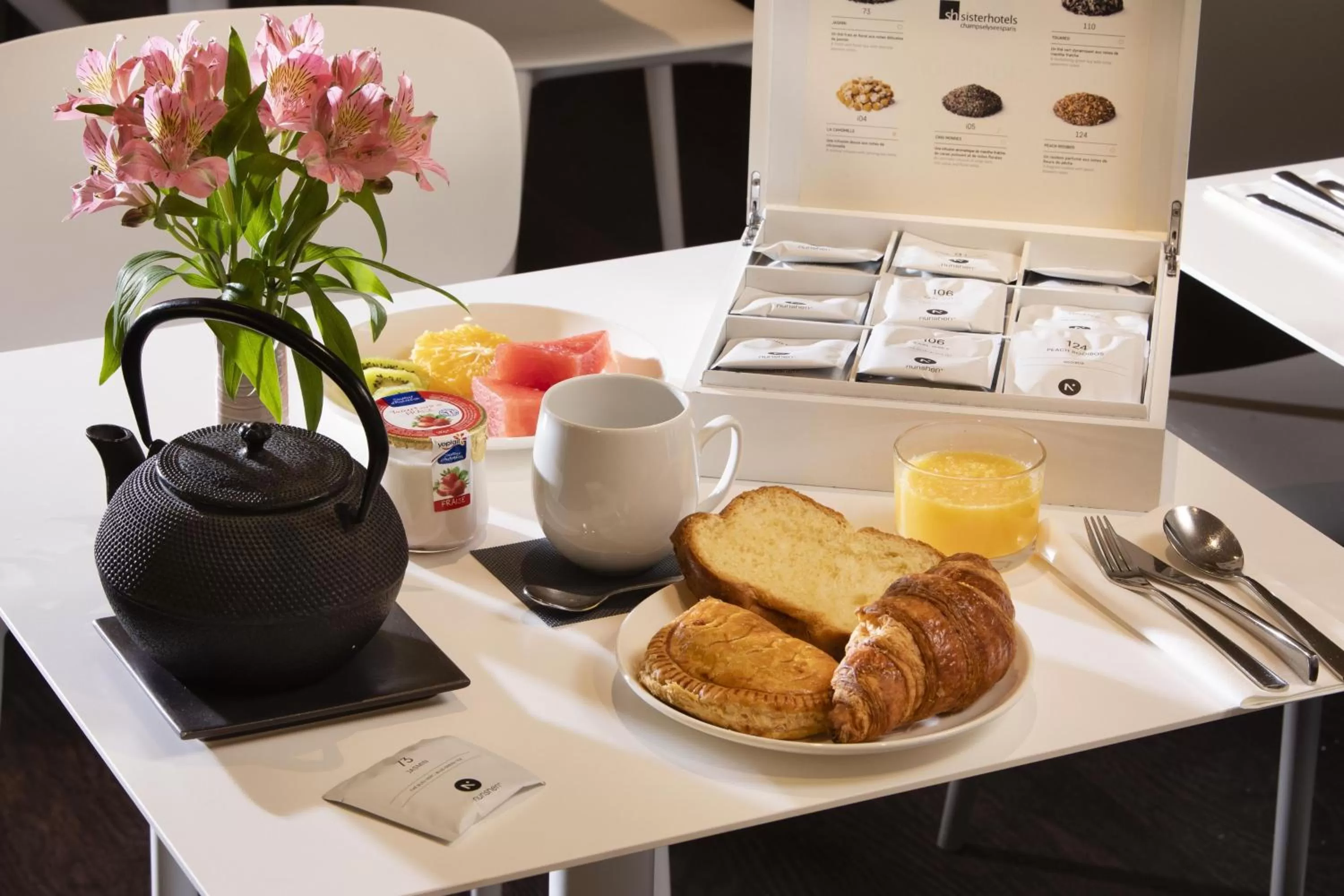 Food and drinks in Hôtel Elysées Régencia