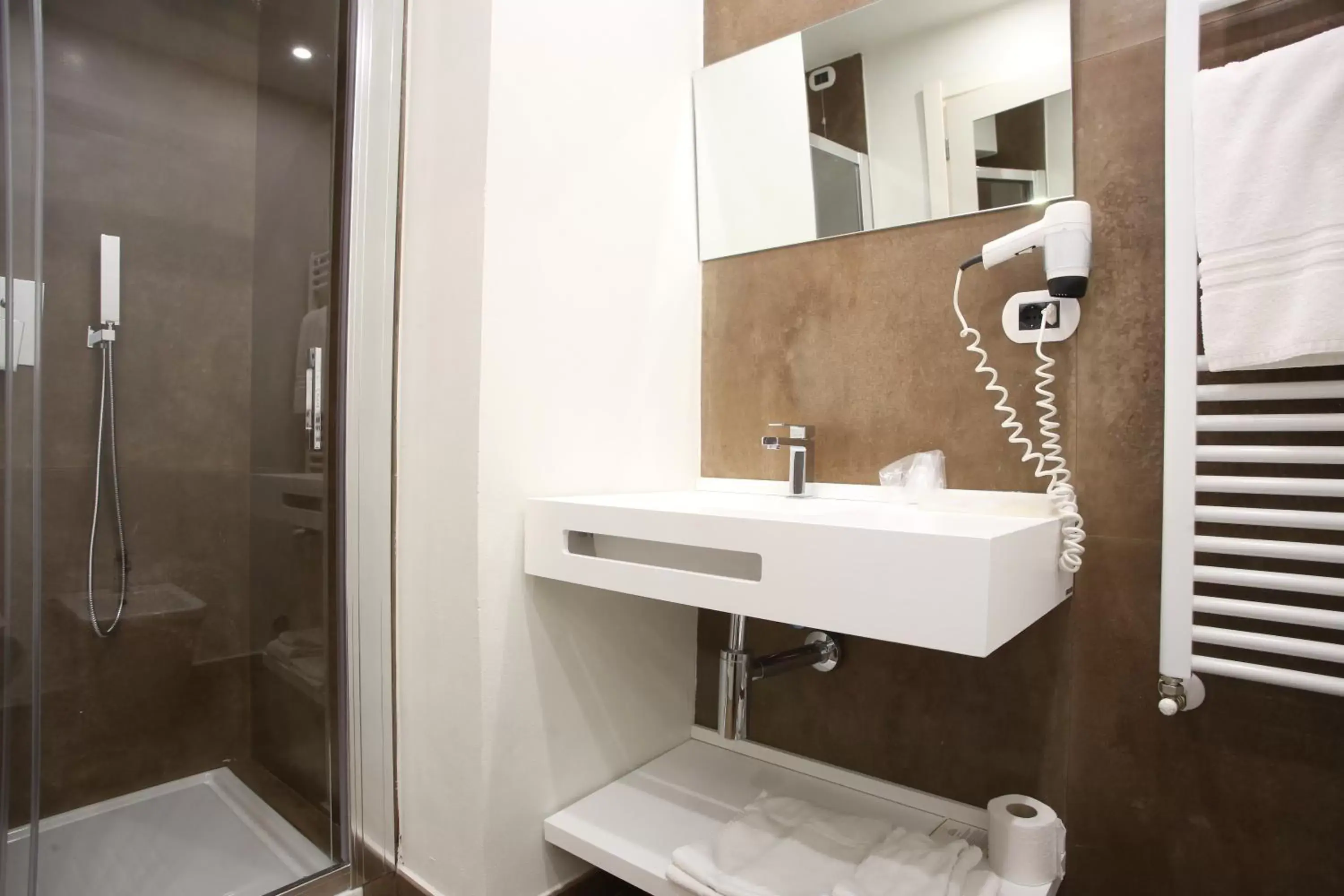 Shower, Bathroom in Hotel Columbia Wellness & Spa