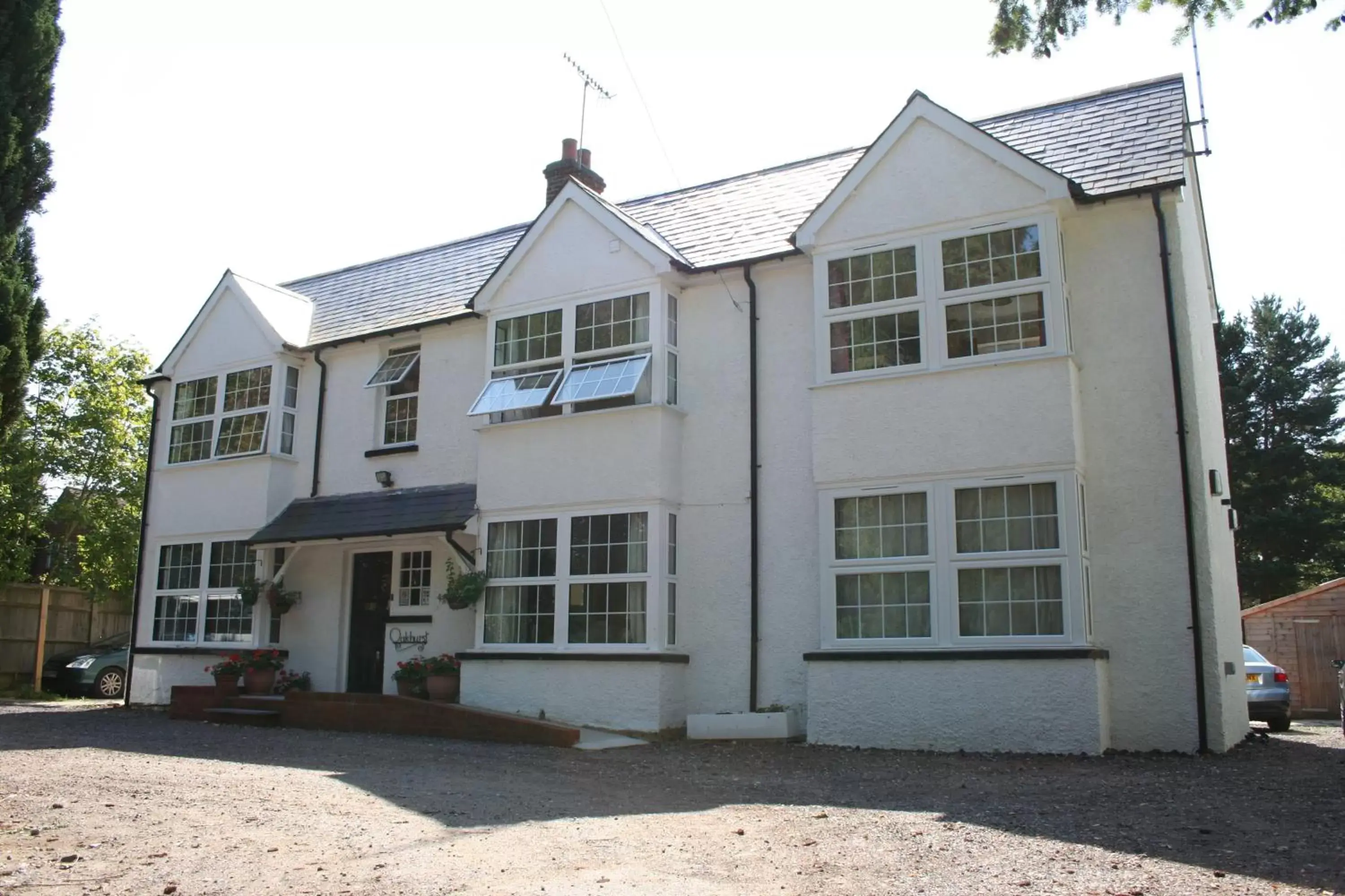 Facade/entrance, Property Building in Oakhurst Gatwick B&B