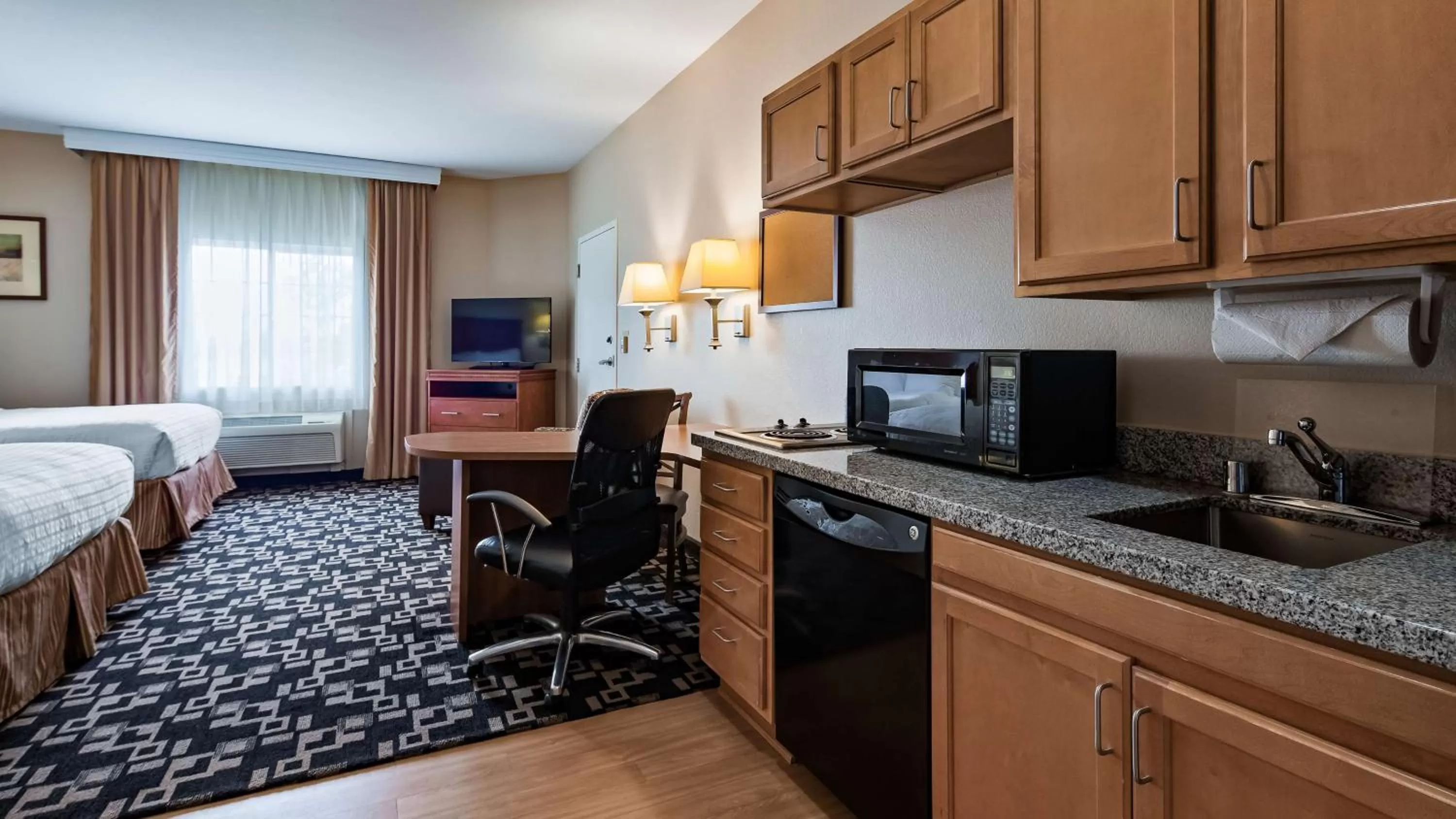 Kitchen or kitchenette, Bed in Best Western Plus Wausau-Rothschild Hotel