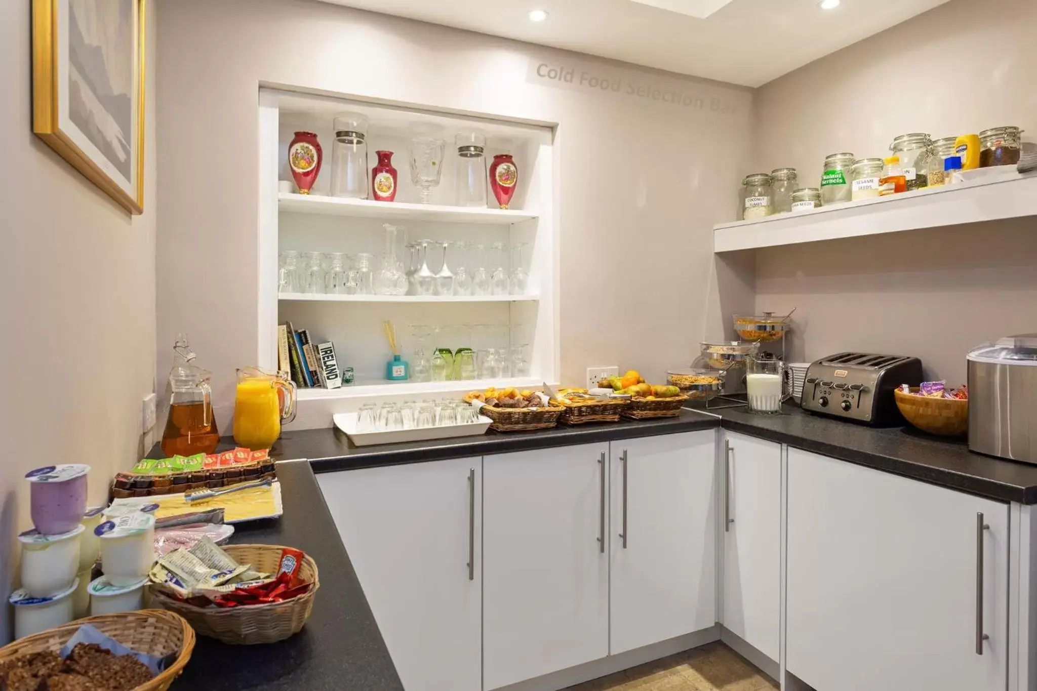 Breakfast, Kitchen/Kitchenette in Gardiner Lodge