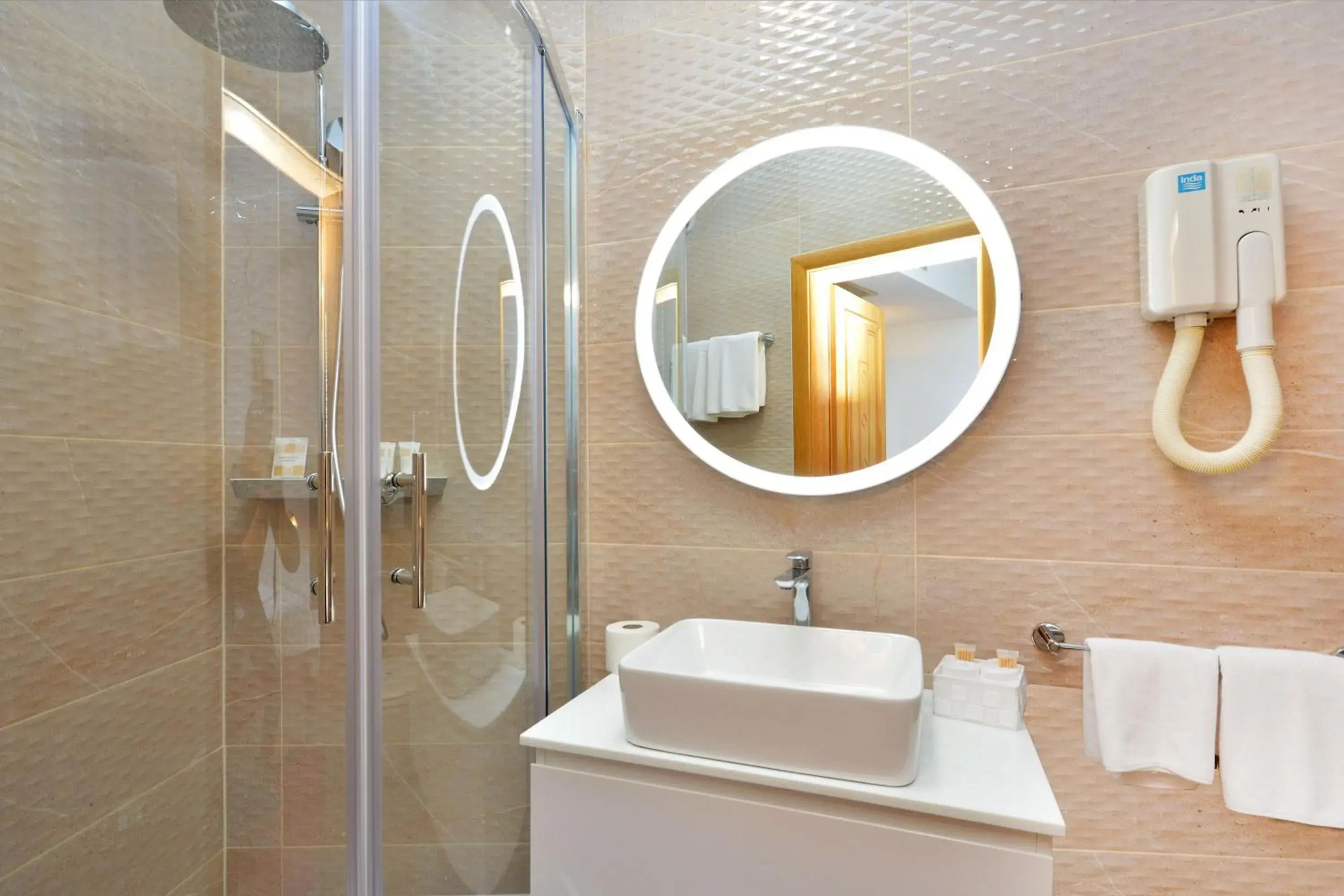 Shower, Bathroom in Hotel Adriana