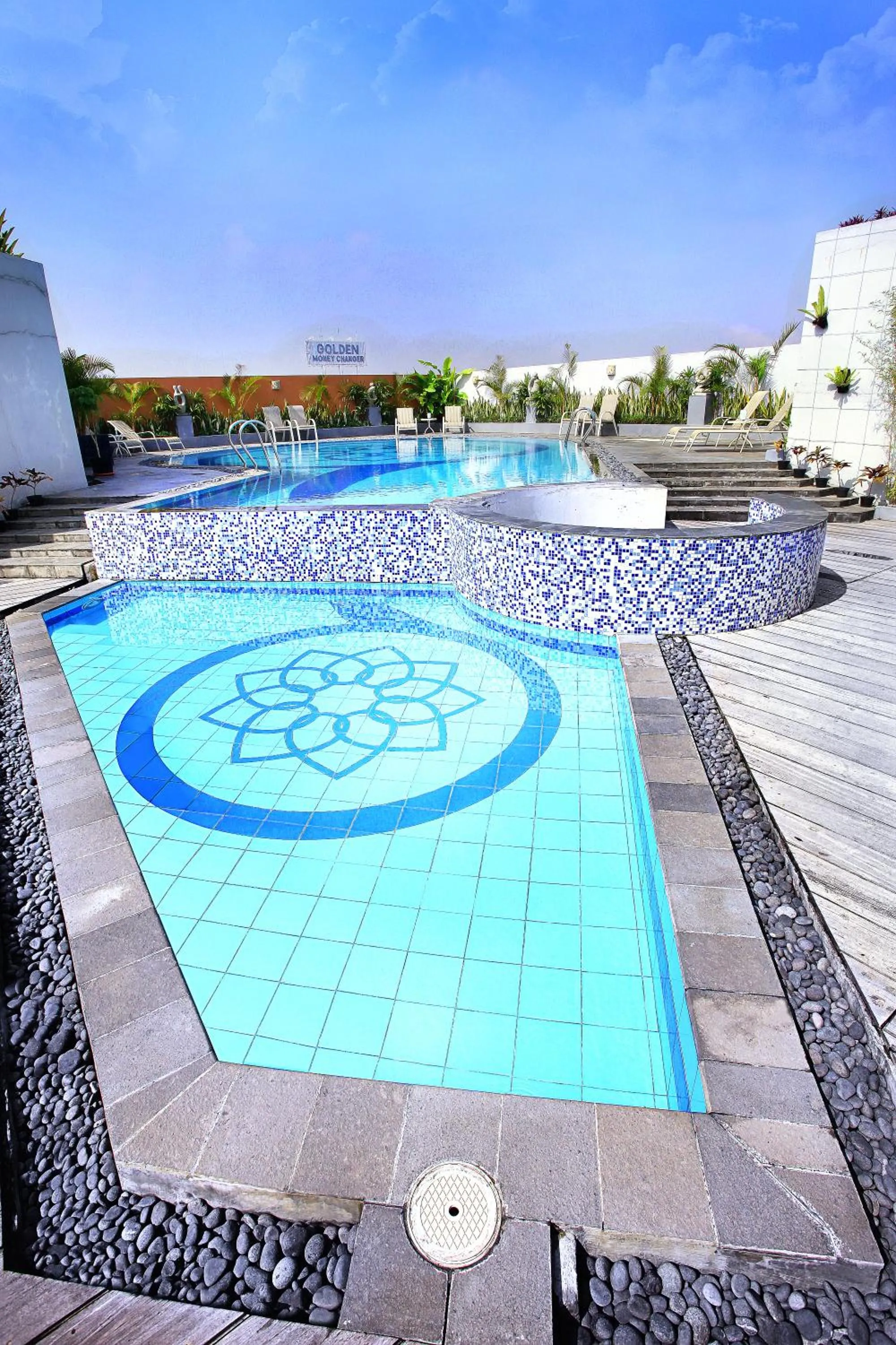 Swimming pool in Golden Flower by KAGUM Hotels