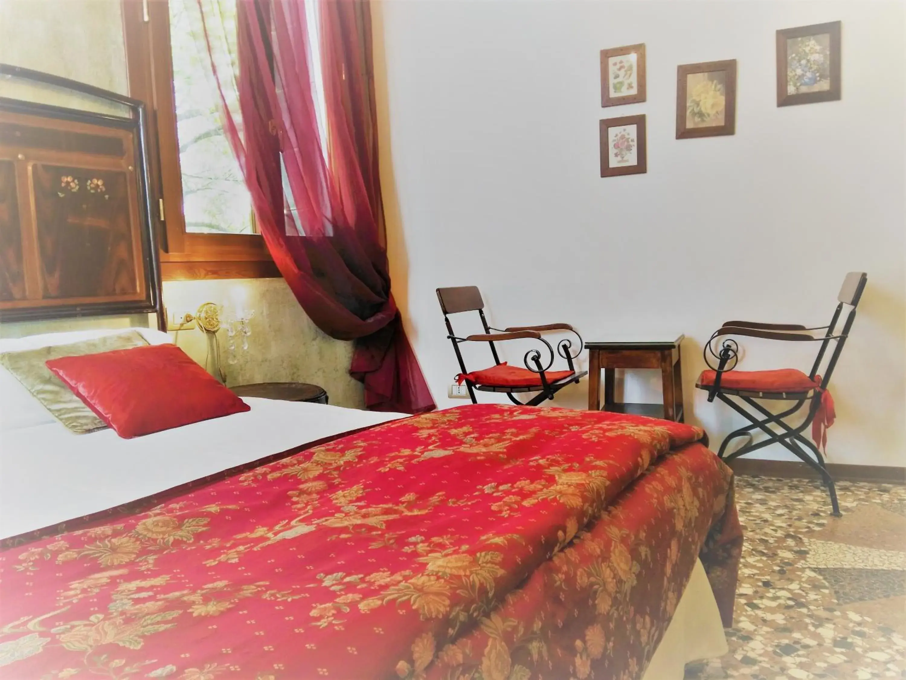 Photo of the whole room, Bed in Relais Alcova del Doge