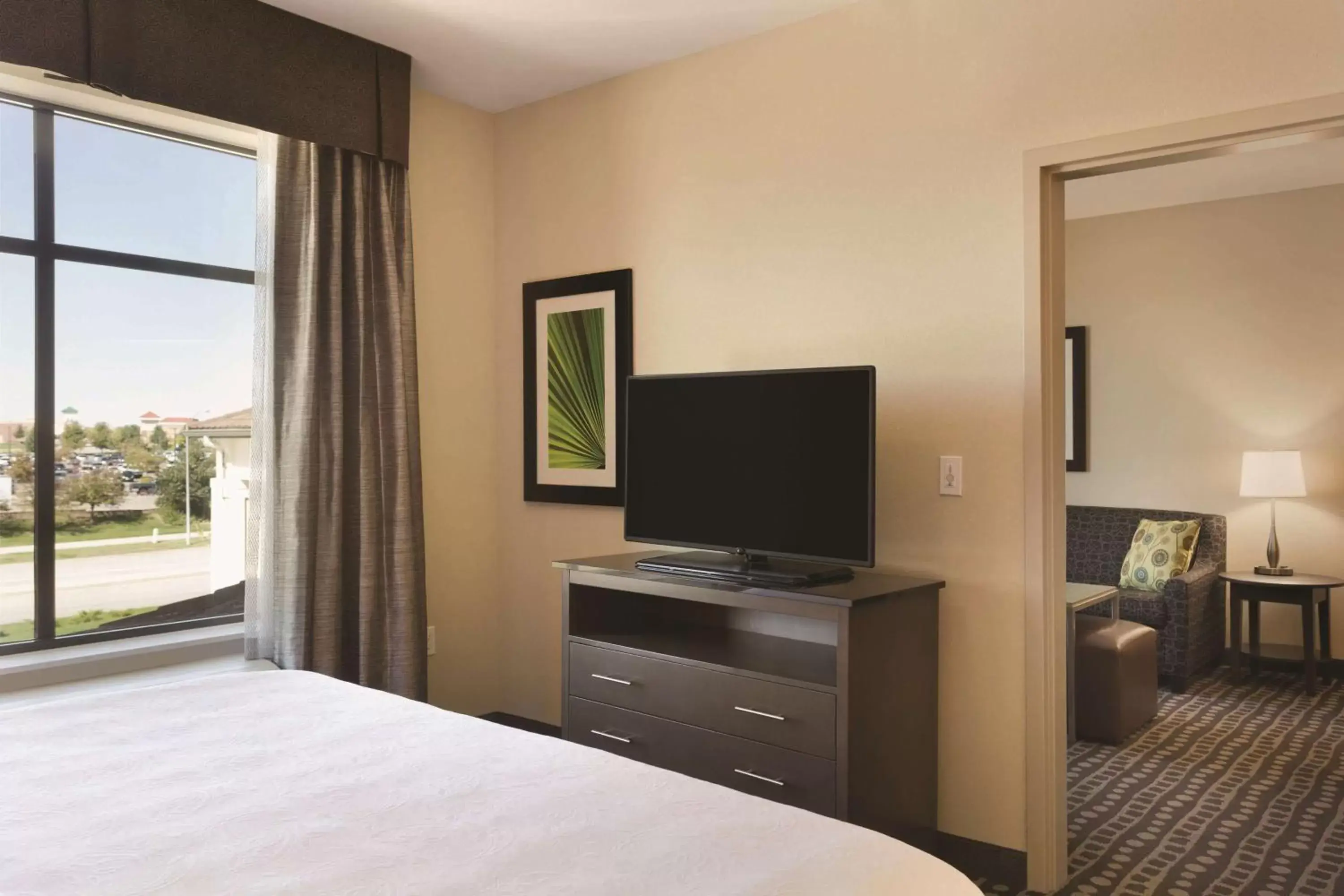 Bed, TV/Entertainment Center in Homewood Suites by Hilton West Des Moines/SW Mall Area