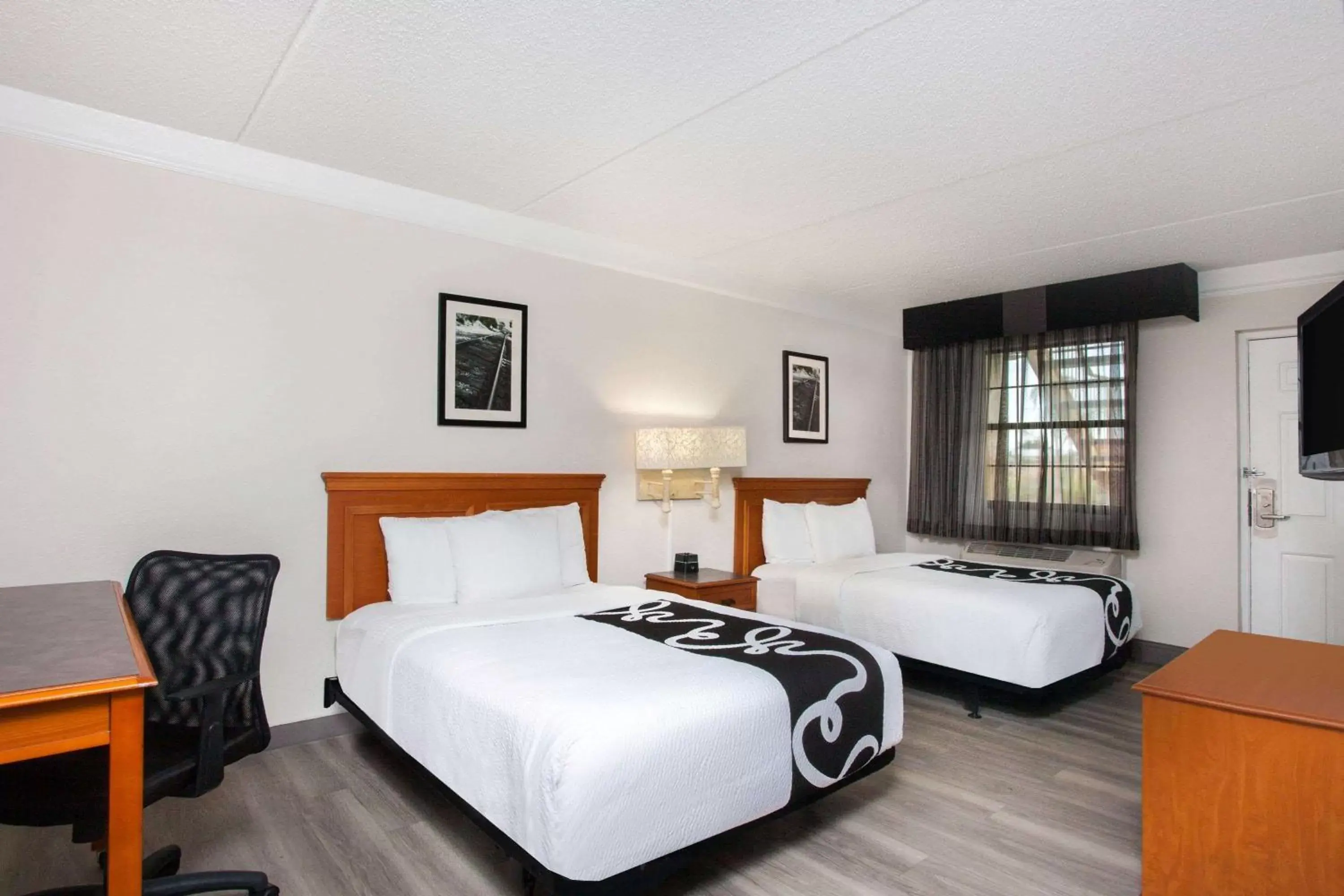 Photo of the whole room, Bed in La Quinta Inn by Wyndham Fort Myers Central