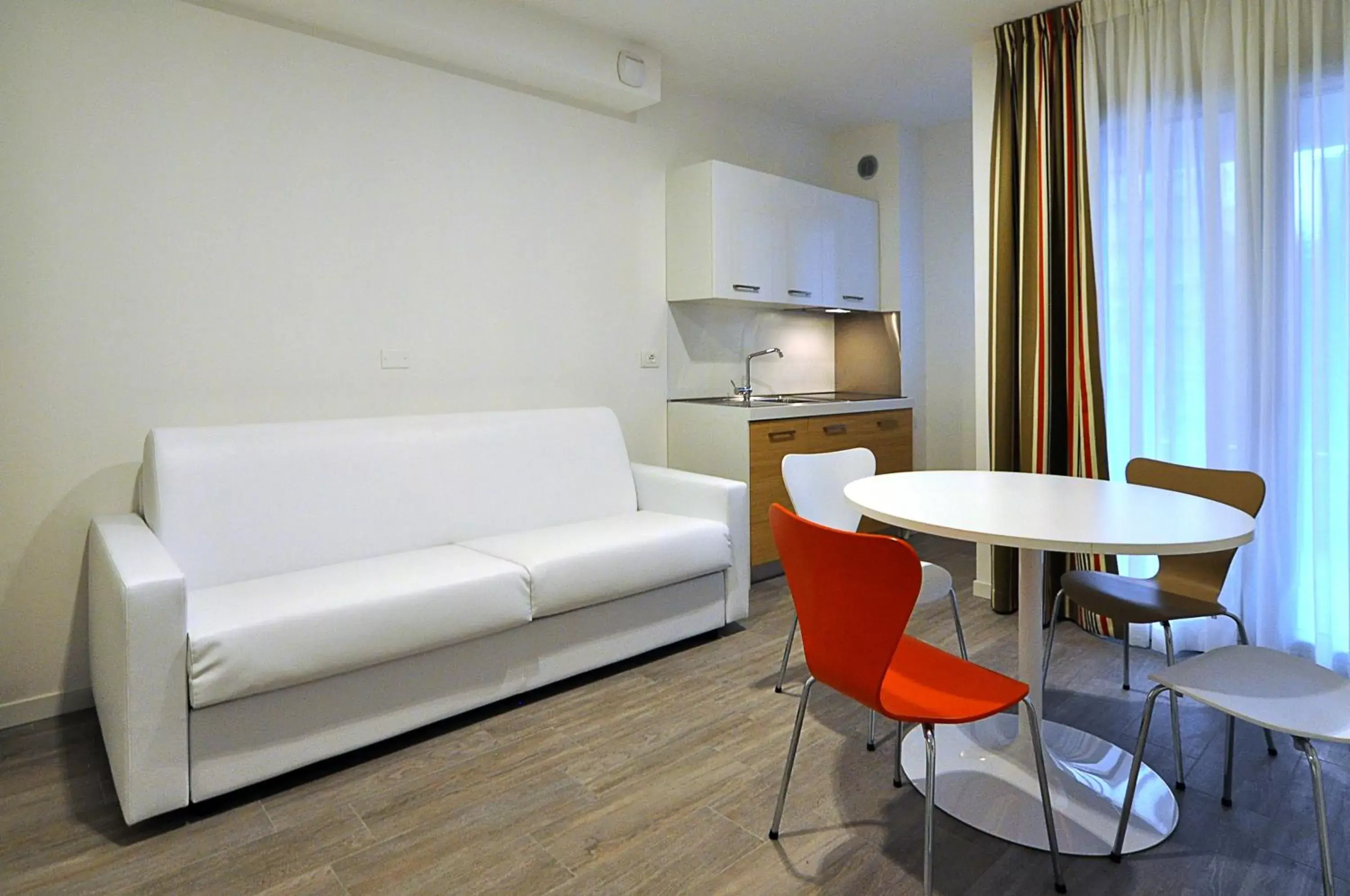 Kitchen or kitchenette, Seating Area in BB Hotels Aparthotel Arcimboldi