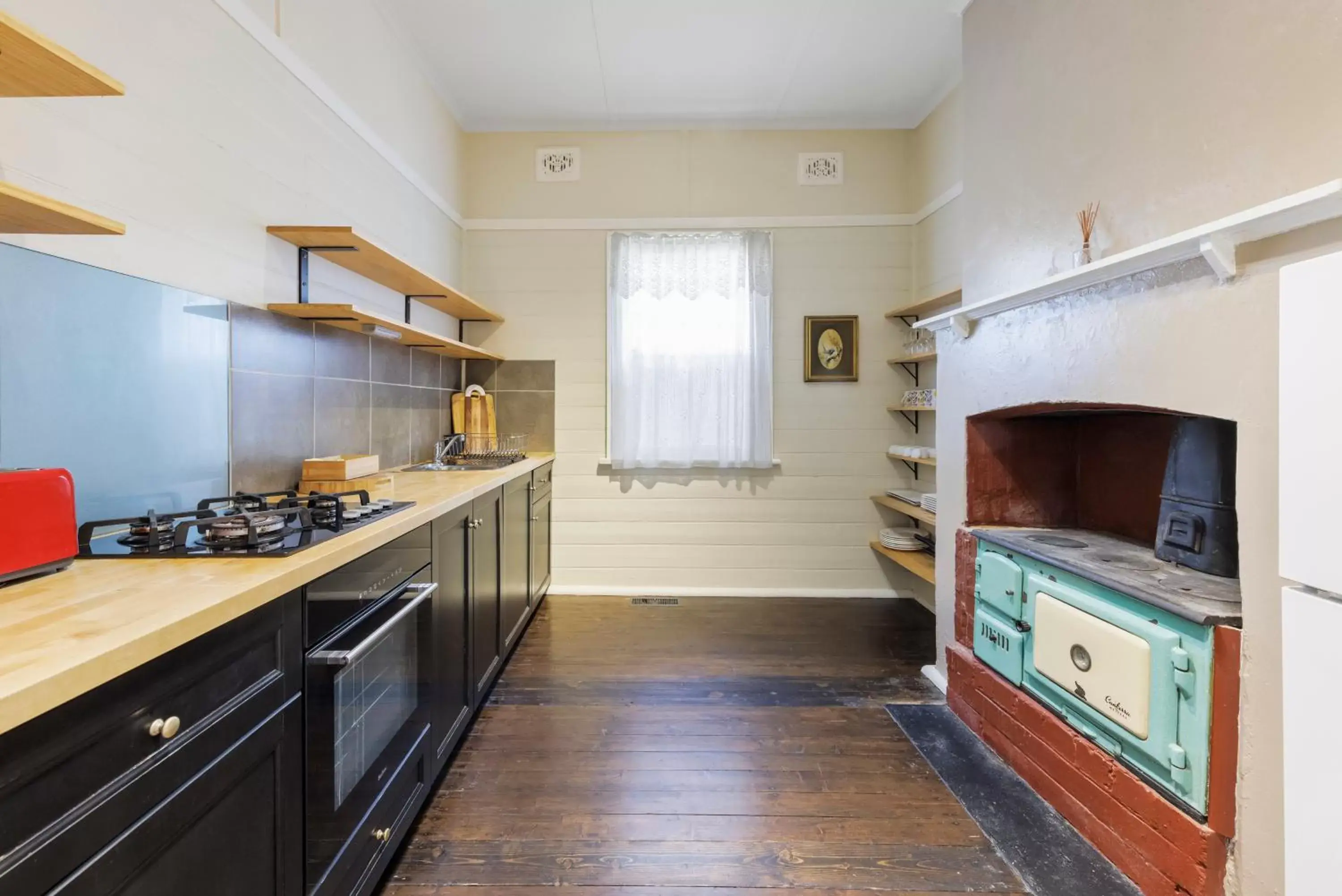 kitchen, Kitchen/Kitchenette in Hotel Blue & Cottages Katoomba