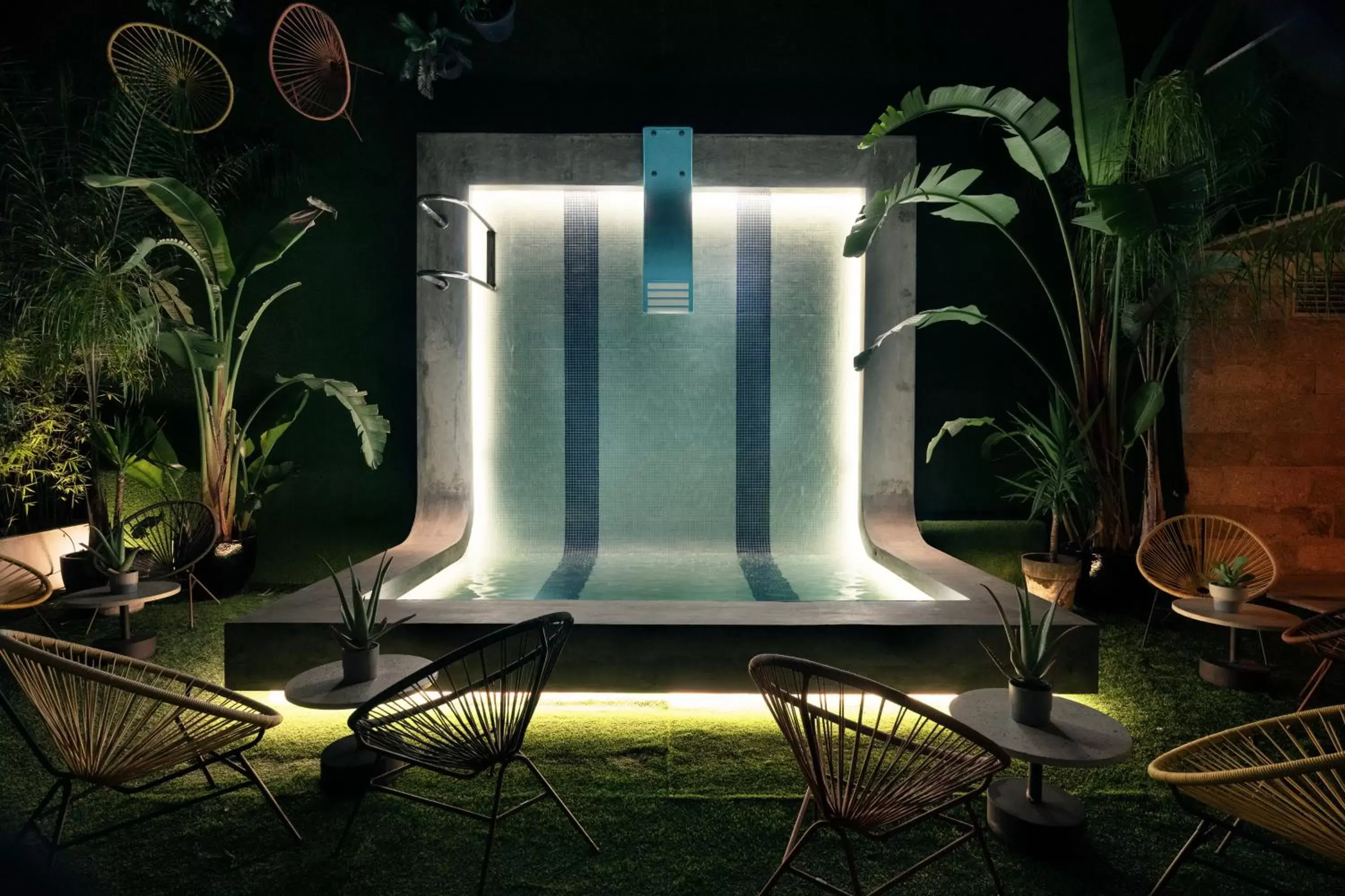 Swimming pool in Chic & Basic Gravity