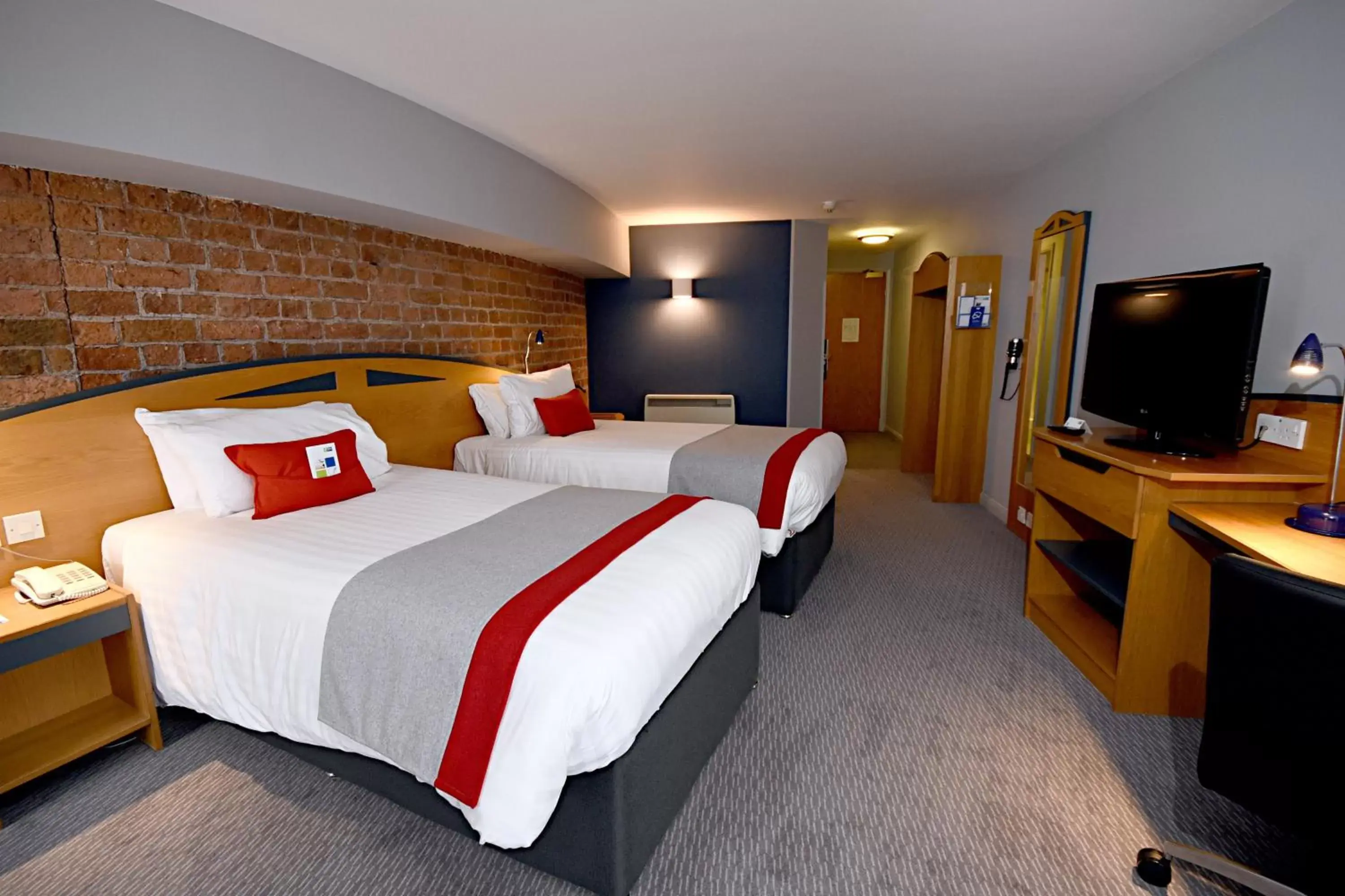 Photo of the whole room, Bed in Holiday Inn Express Liverpool-Albert Dock, an IHG Hotel