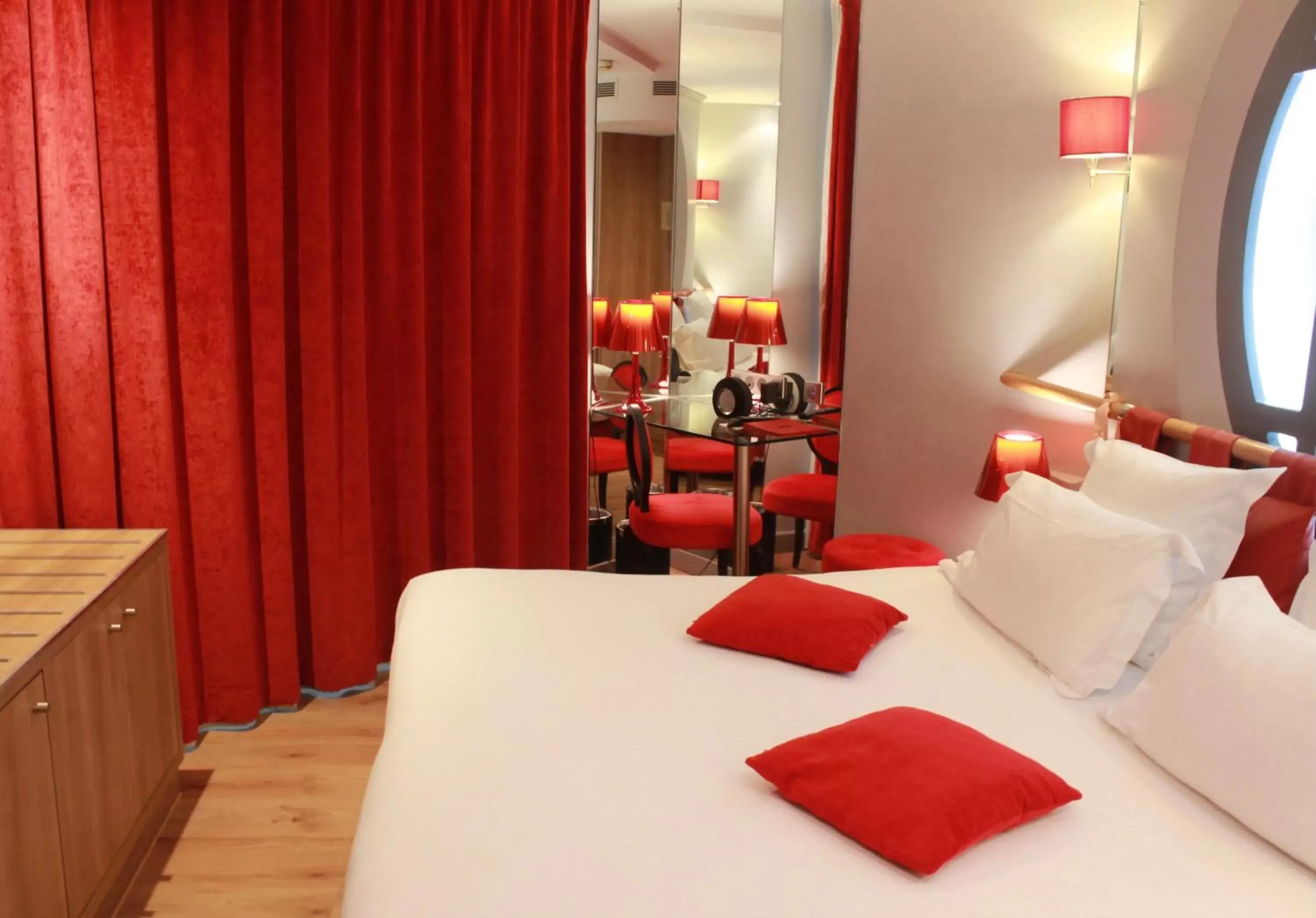 Bedroom, Bed in Secret de Paris - Hotel & Spa