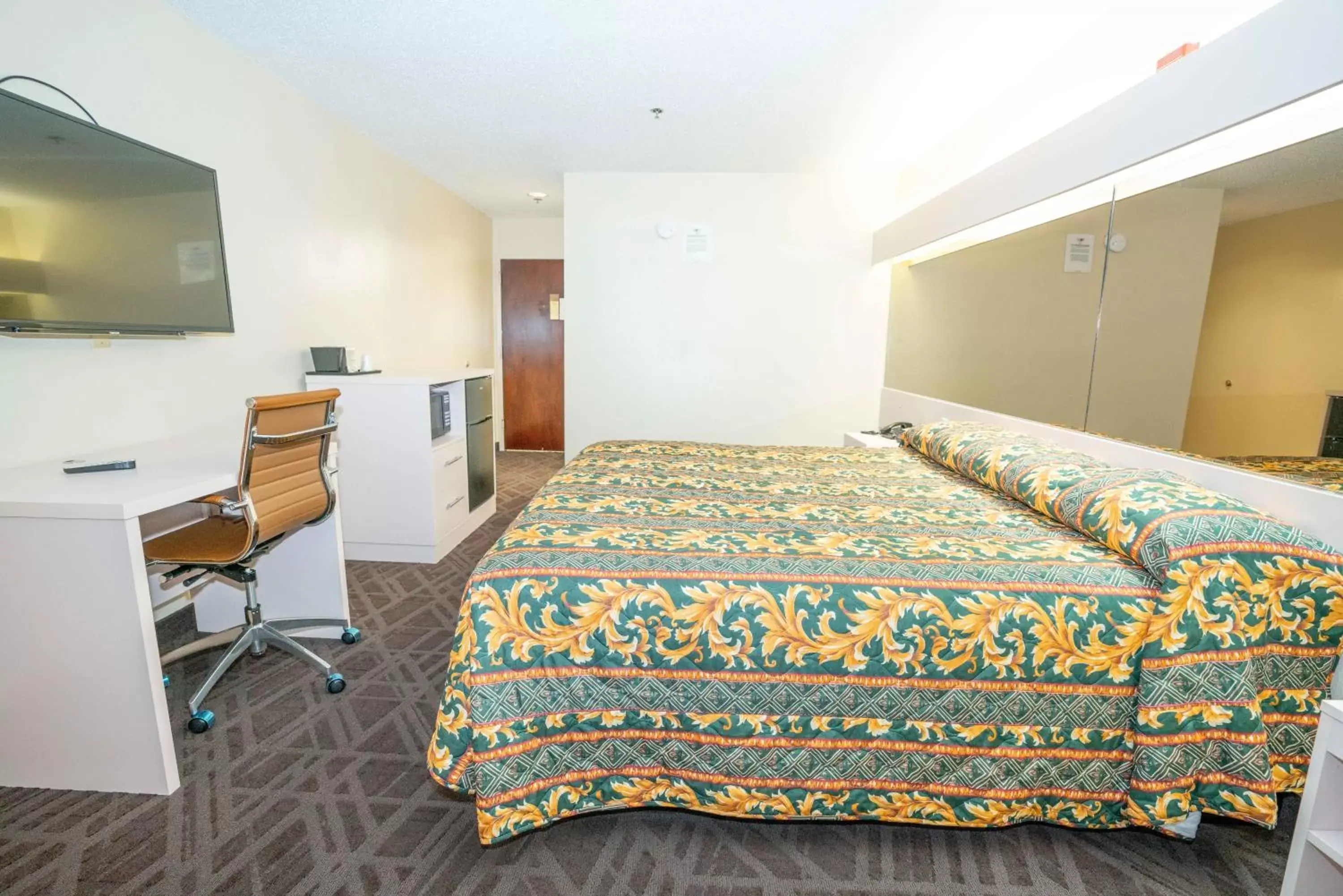 Bed in Regency Inn & Suites DFW