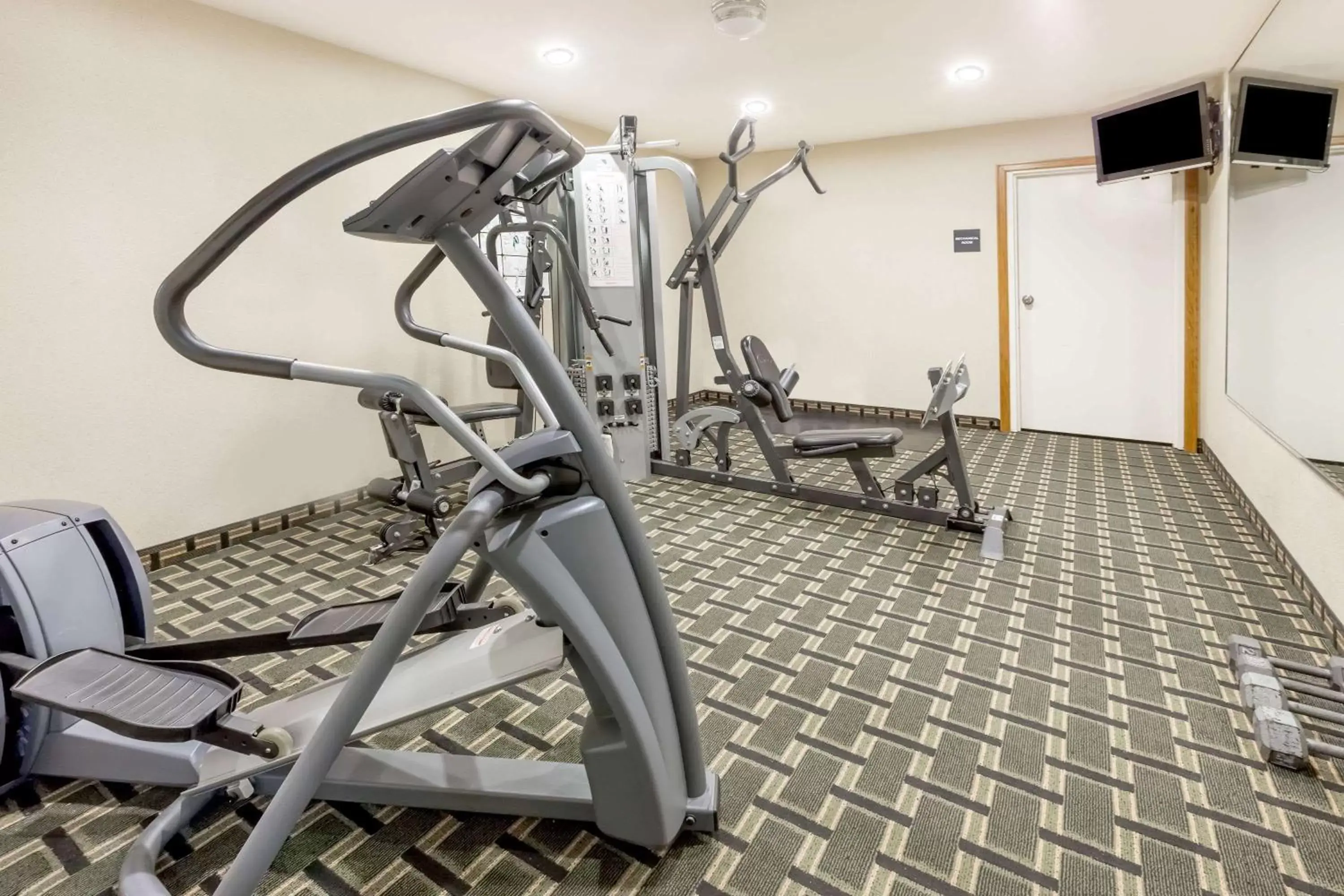 Fitness centre/facilities, Fitness Center/Facilities in Super 8 by Wyndham Pine Bluff